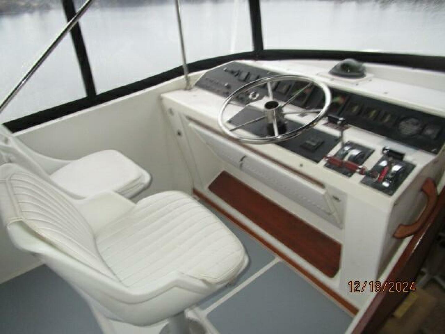 Slide: The Image of 45' Bayliner flybridge helm1 - 4903381