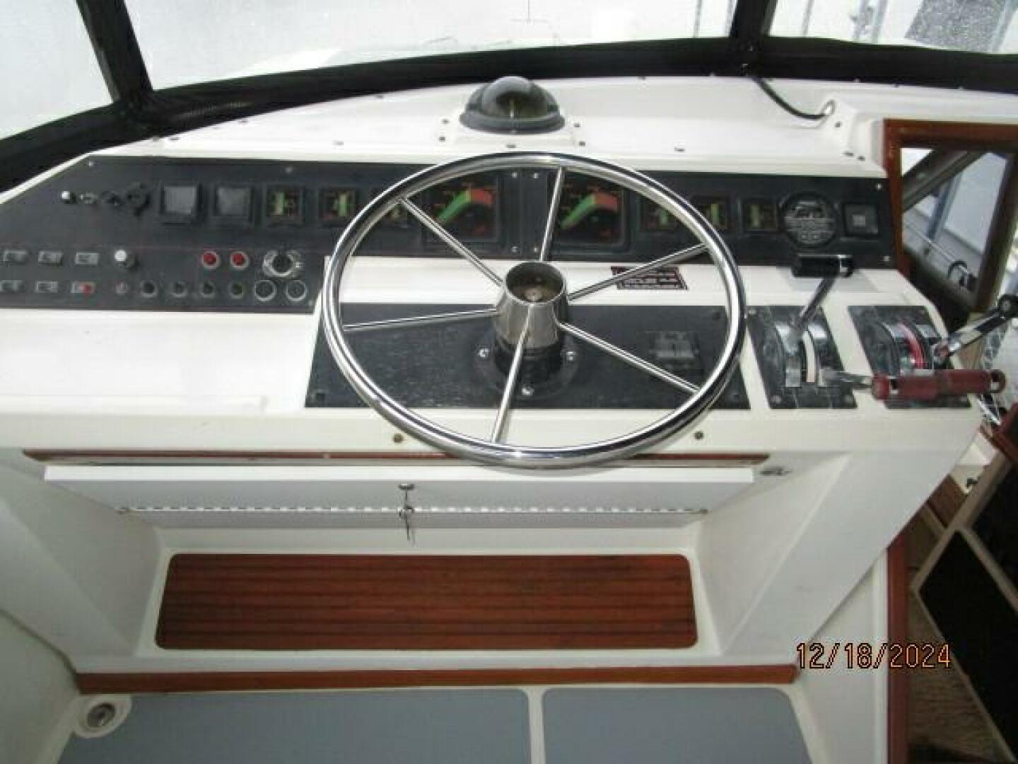 Slide: The Image of 45' Bayliner flybridge helm2 - 4903382