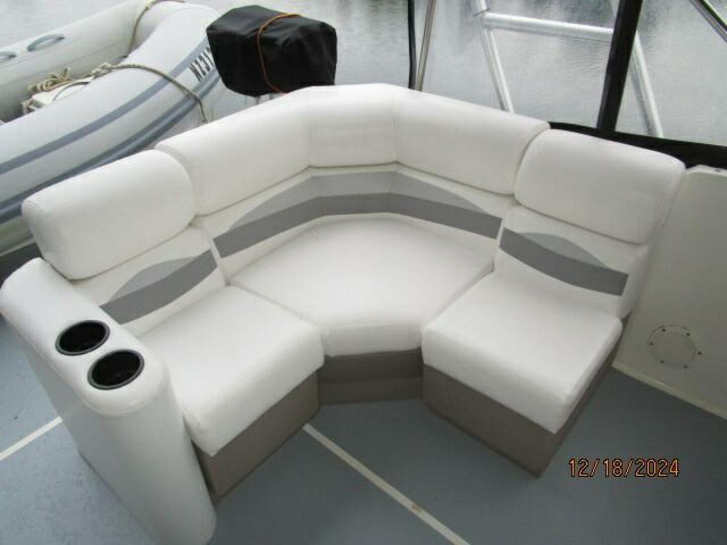 Slide: The Image of 45' Bayliner flybridge port seating - 4903384