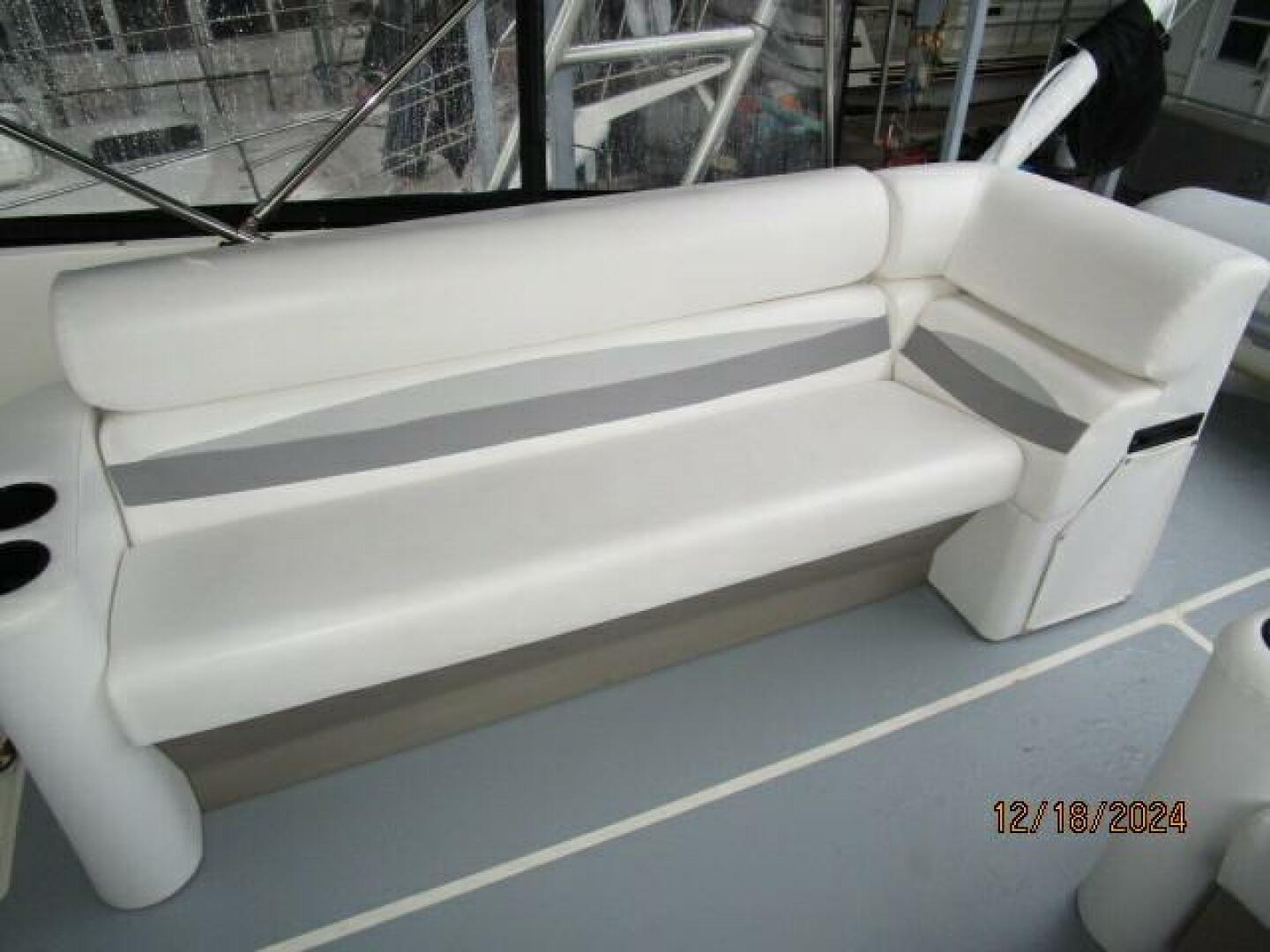 Slide: The Image of 45' Bayliner flybridge starboard seating - 4903386