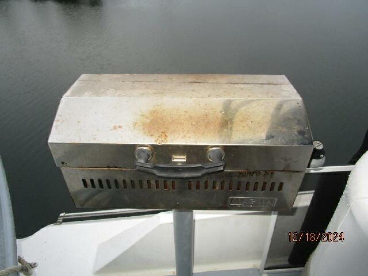 Slide: The Image of 45' Bayliner flybridge BBQ grill - 4903371