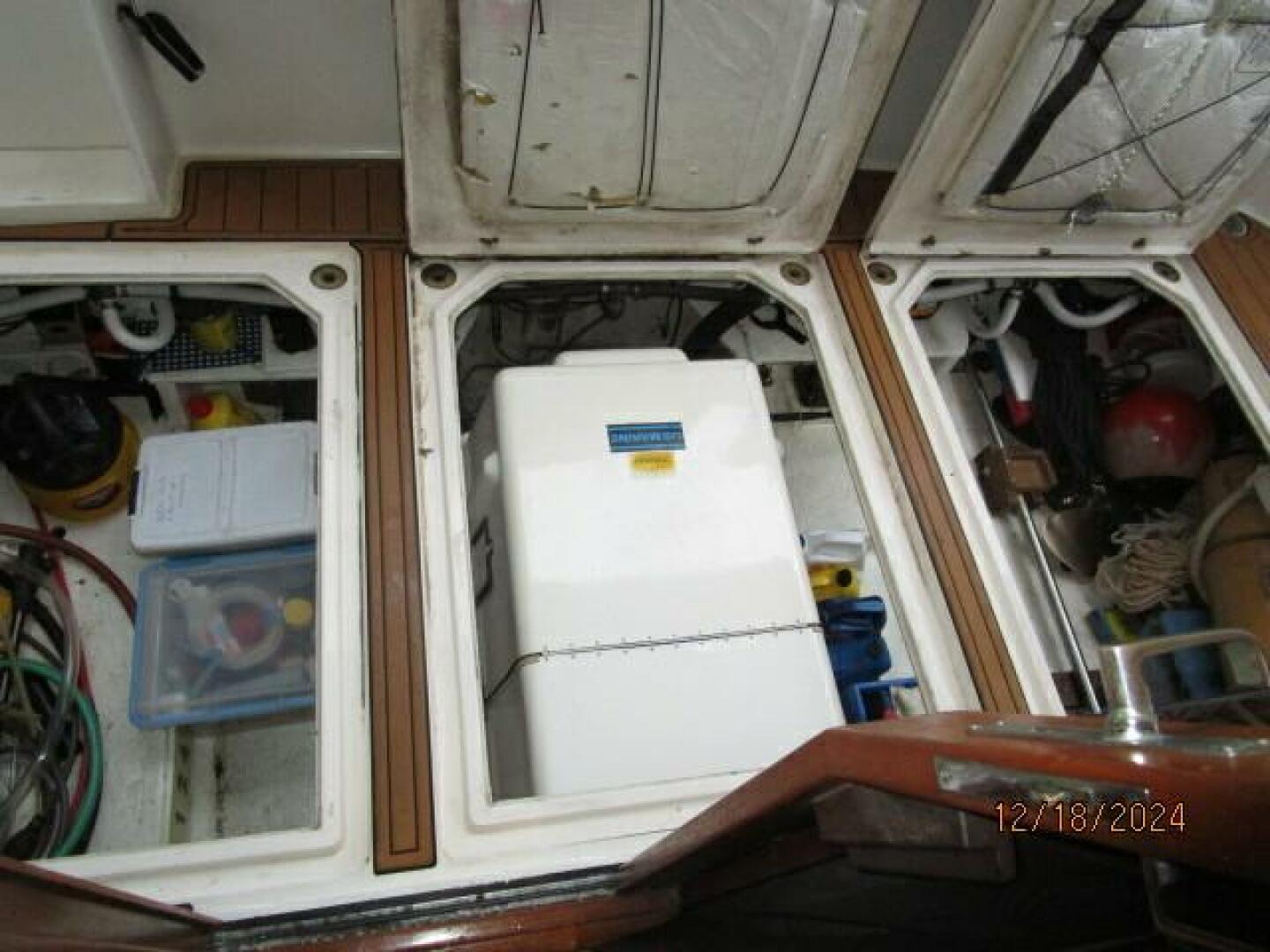 Slide: The Image of 45' Bayliner lazarette access - 4903398