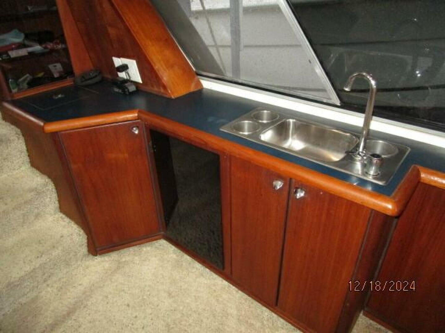 Slide: The Image of 45' Bayliner salon wetbar - 4903424