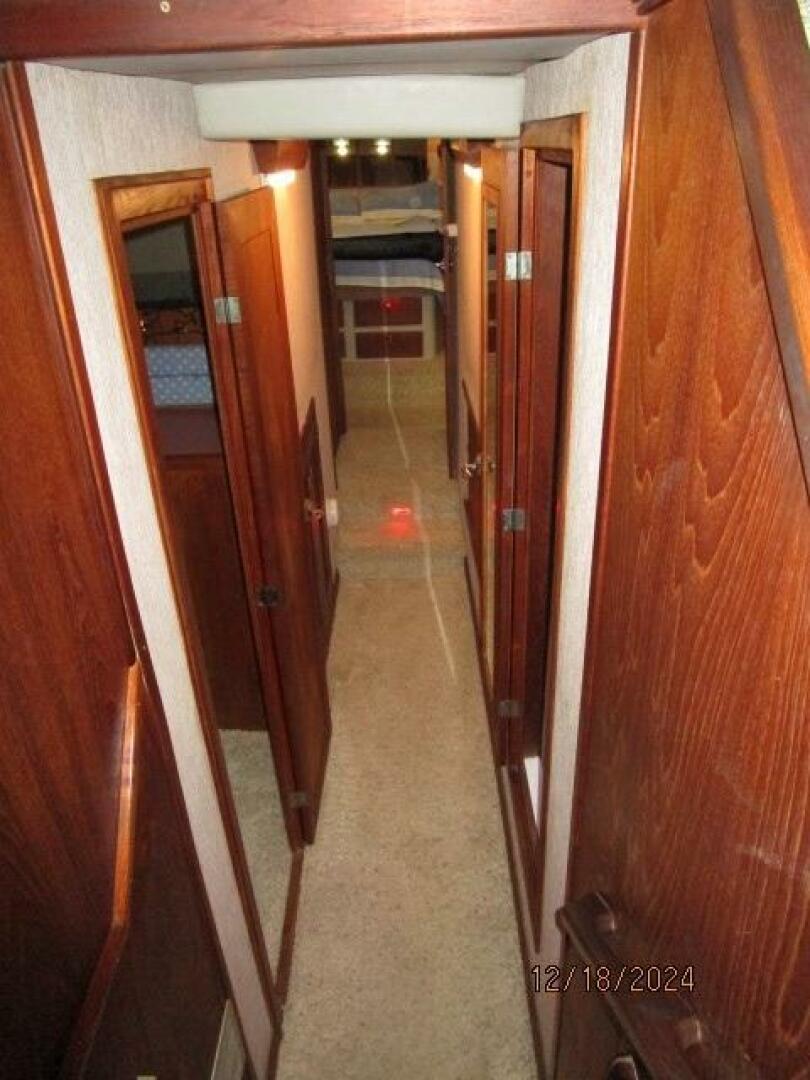 Slide: The Image of 45' Bayliner companionway forward - 4903374