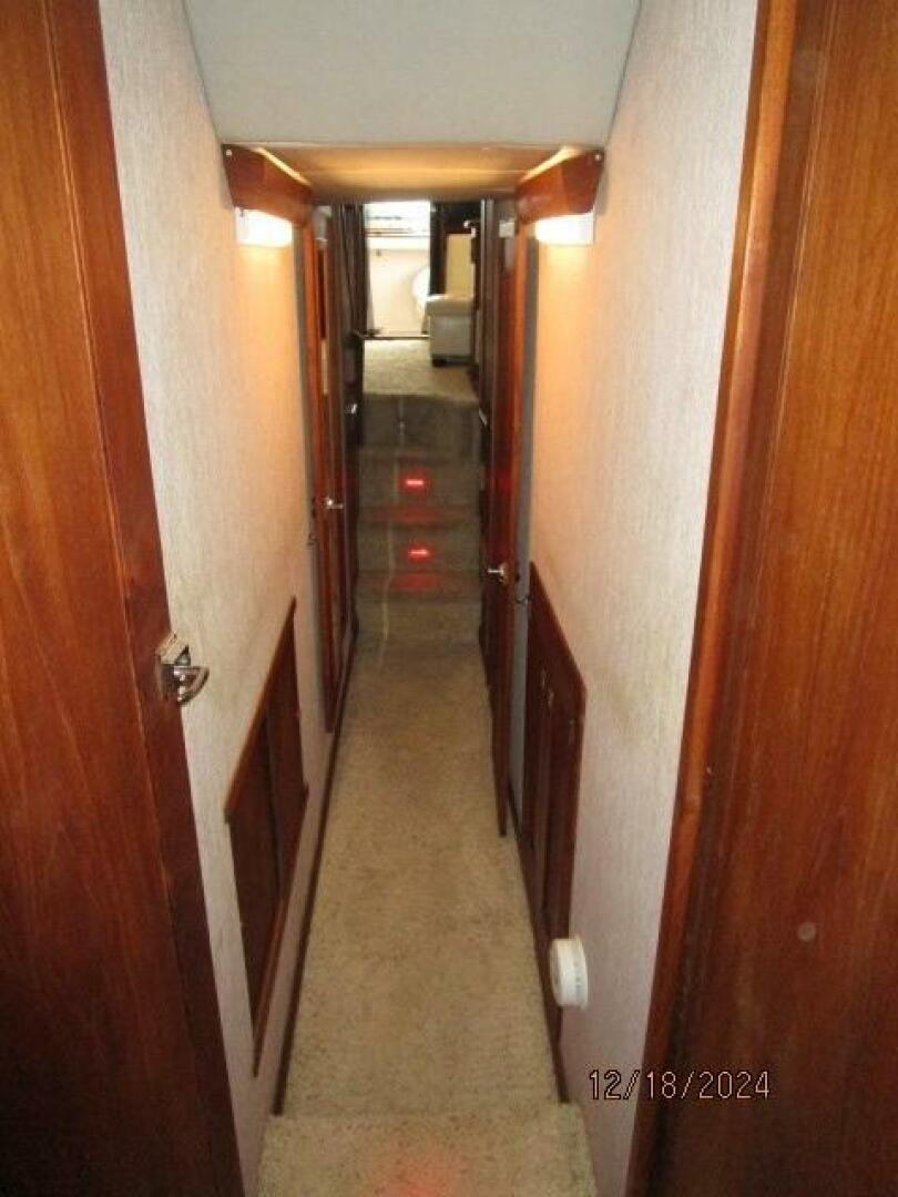 Slide: The Image of 45' Bayliner companionway aft - 4903373