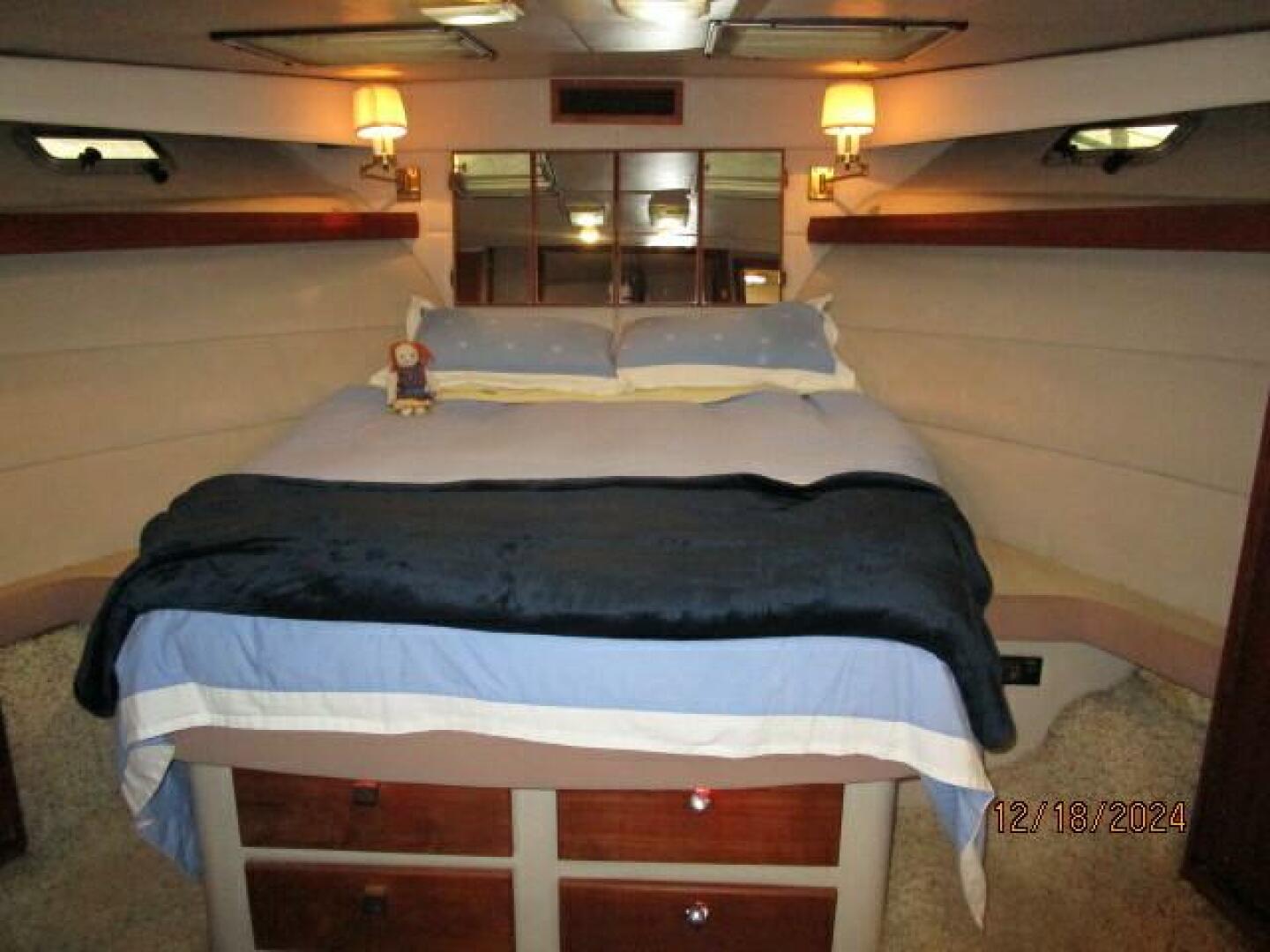 Slide: The Image of 45' Bayliner master stateroom - 4903399