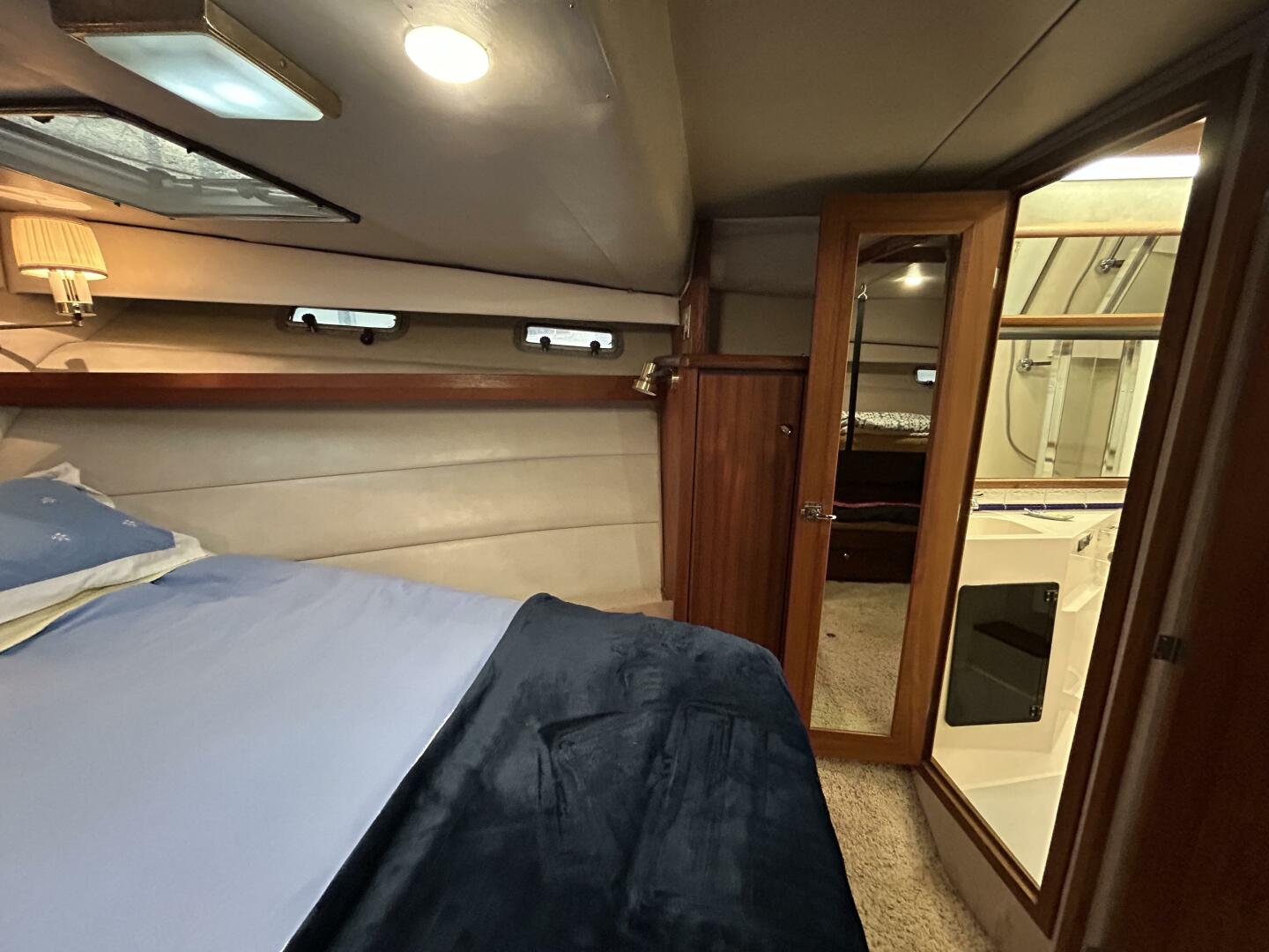 Slide: The Image of 45' Bayliner master stateroom starboard - 4903404