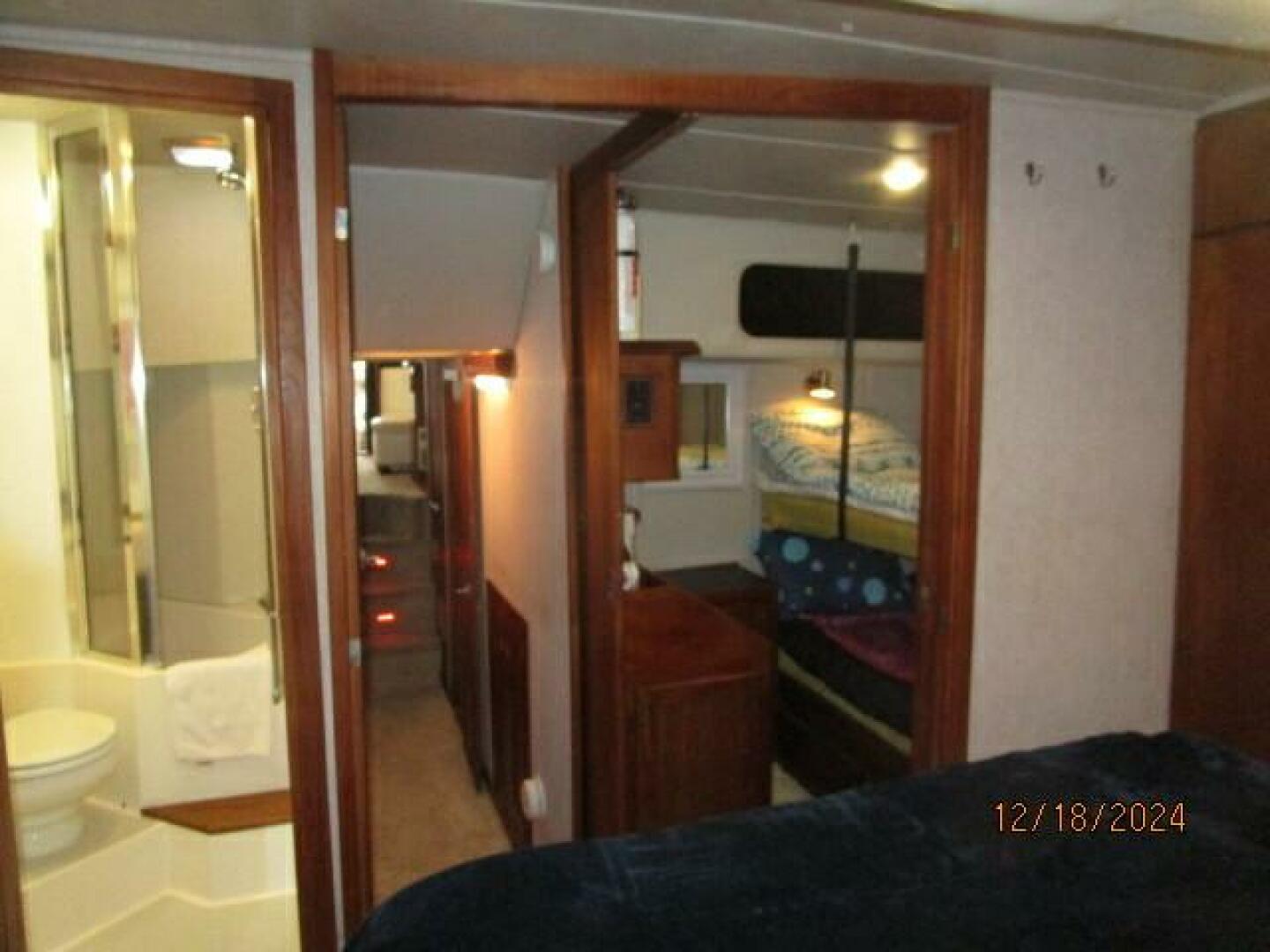 Slide: The Image of 45' Bayliner master stateroom aft1 - 4903400