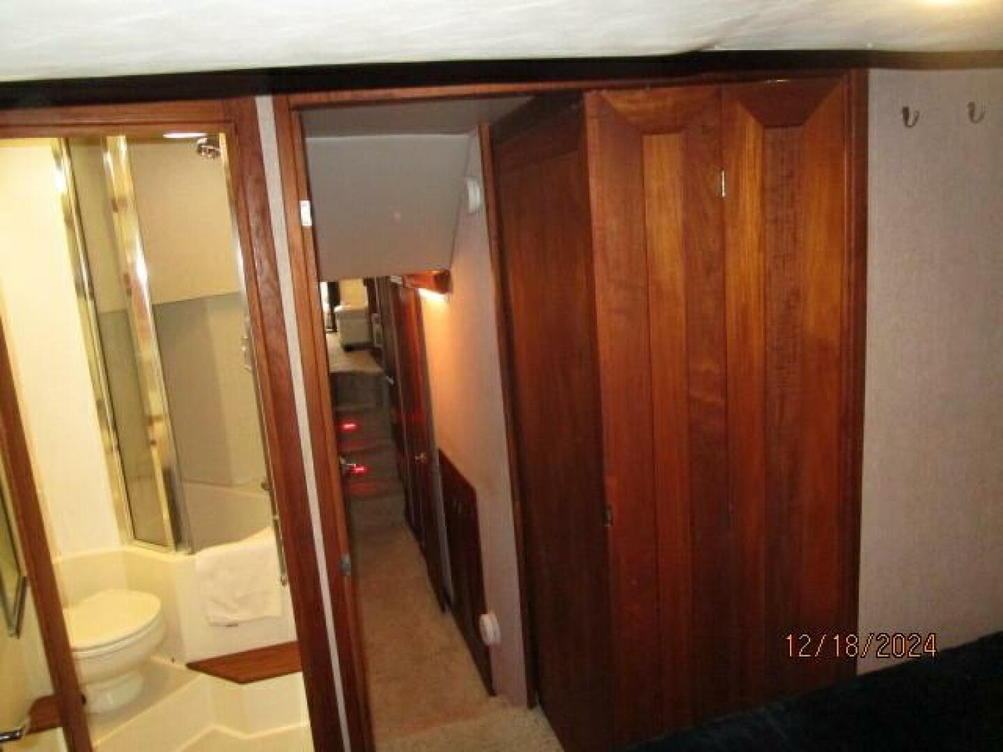 Slide: The Image of 45' Bayliner master stateroom aft2 - 4903401