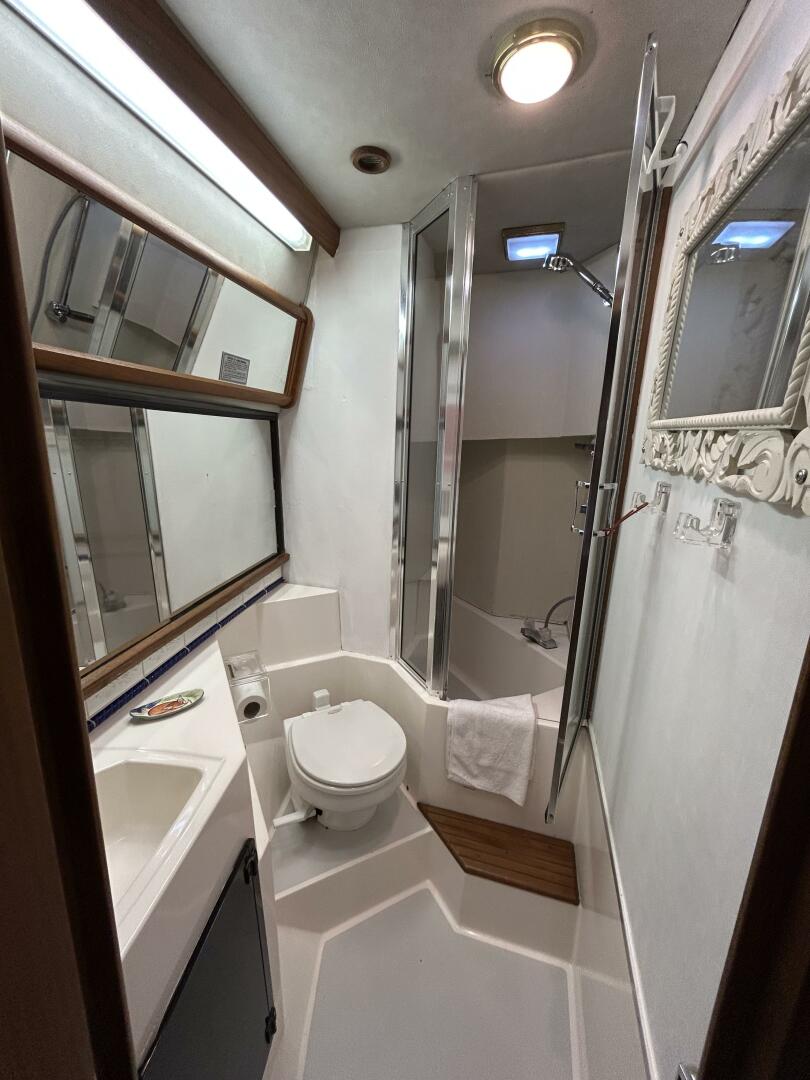 Slide: The Image of 45' Bayliner master stateroom head - 4903402