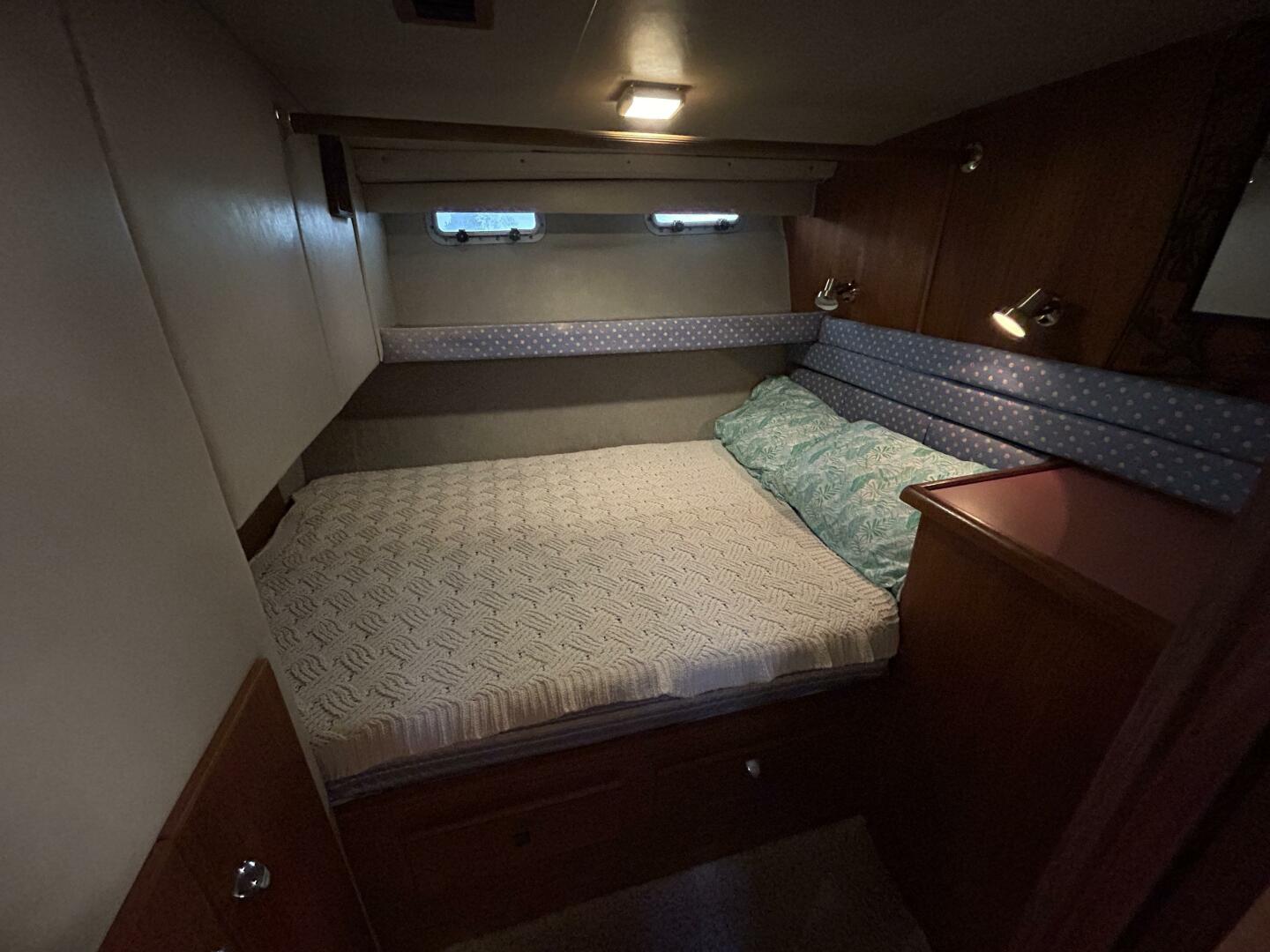 Slide: The Image of 45' Bayliner port aft guest stateroom - 4903413