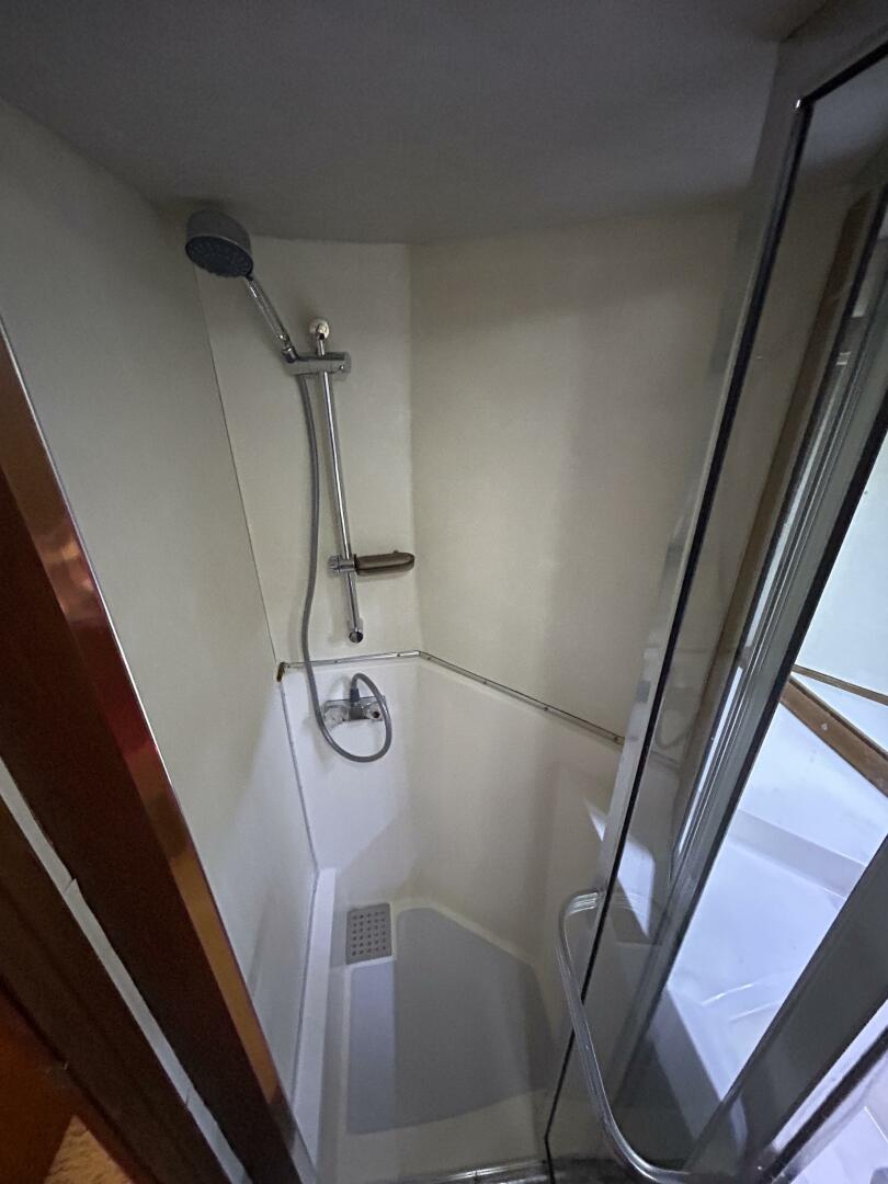Slide: The Image of 45' Bayliner guest shower - 4903396