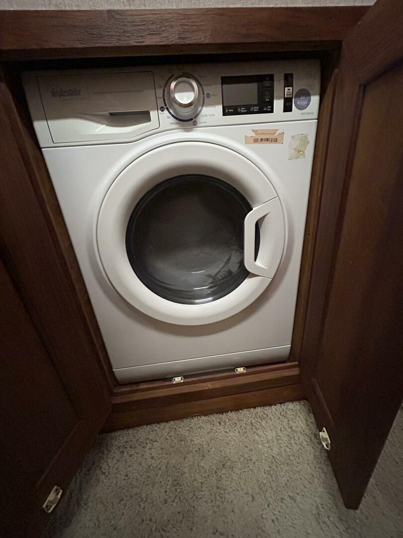 Slide: The Image of 45' Bayliner washer-dryer - 4903432