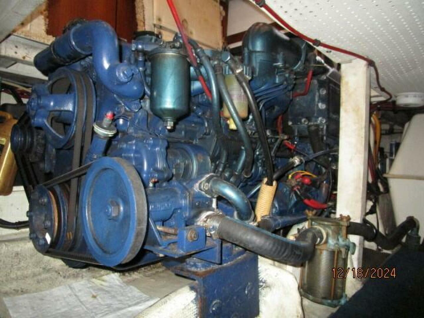 Slide: The Image of 45' Bayliner starboard main engine - 4903426