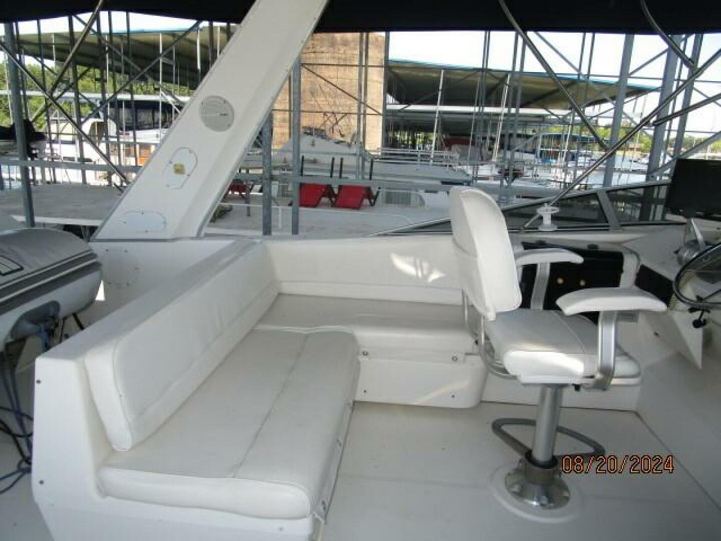 Slide: The Image of 47' Bayliner flybridge port - 4609471