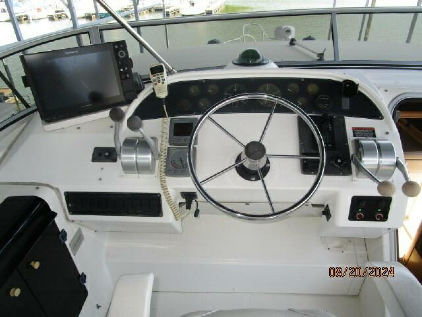 Slide: The Image of 47' Bayliner flybridge helm2 - 4609469