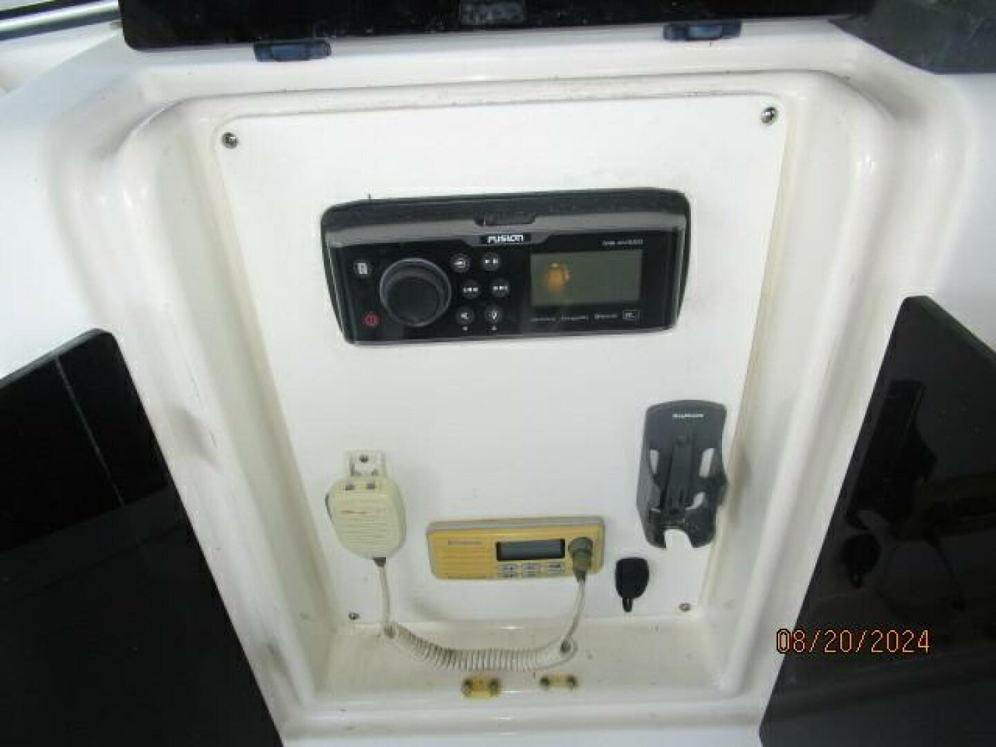 Slide: The Image of 47' Bayliner flybridge helm electronics - 4609466
