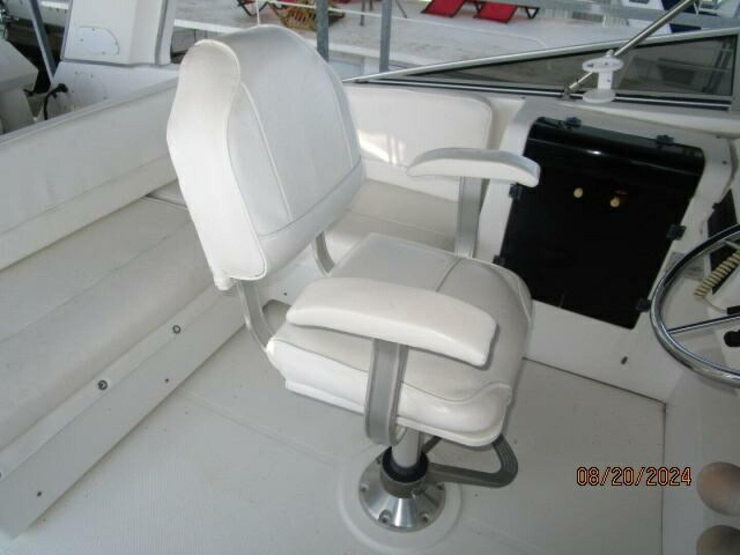 Slide: The Image of 47' Bayliner flybridge helmseat - 4609468