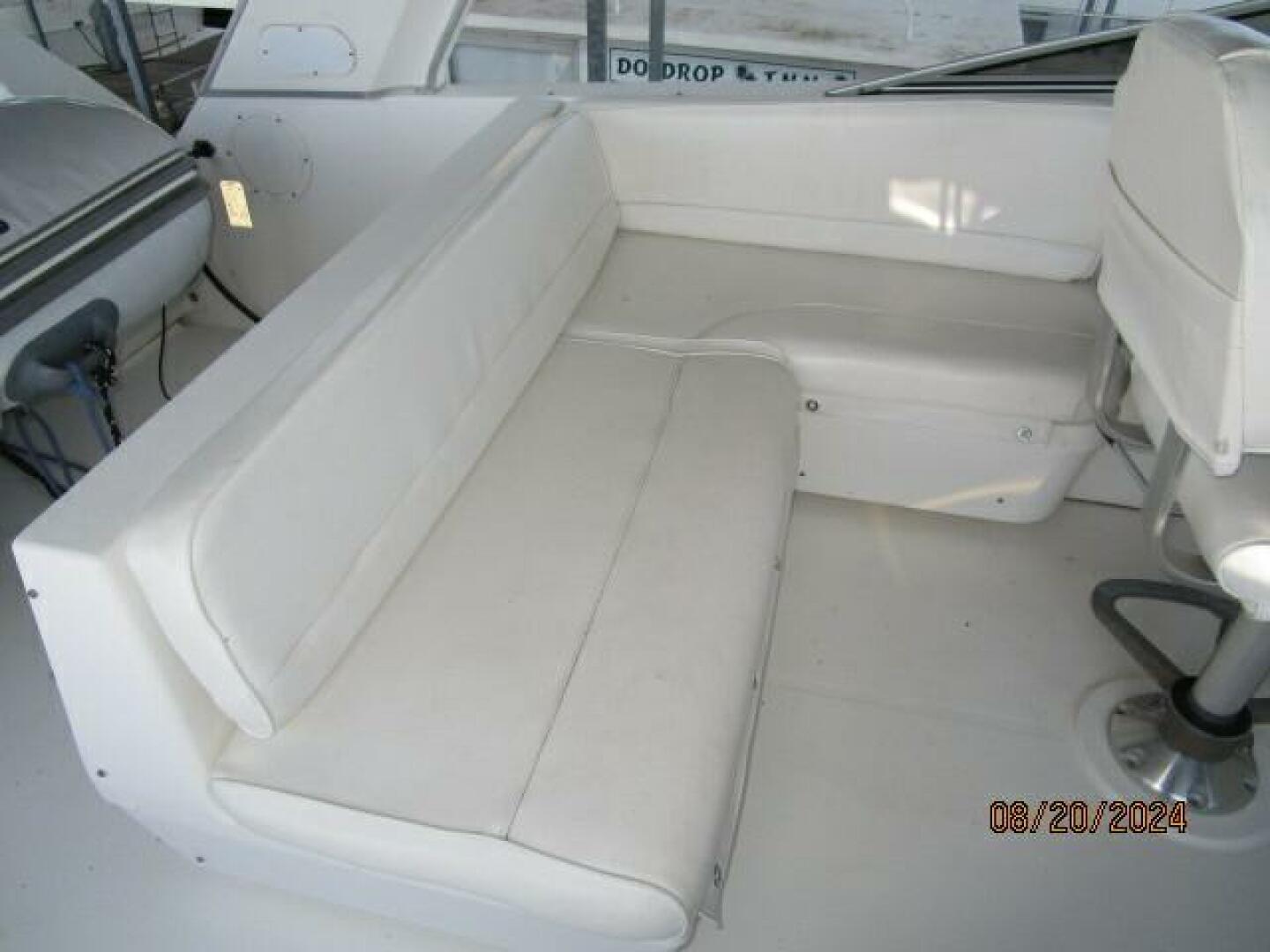 Slide: The Image of 47' Bayliner flybridge port seating - 4609472