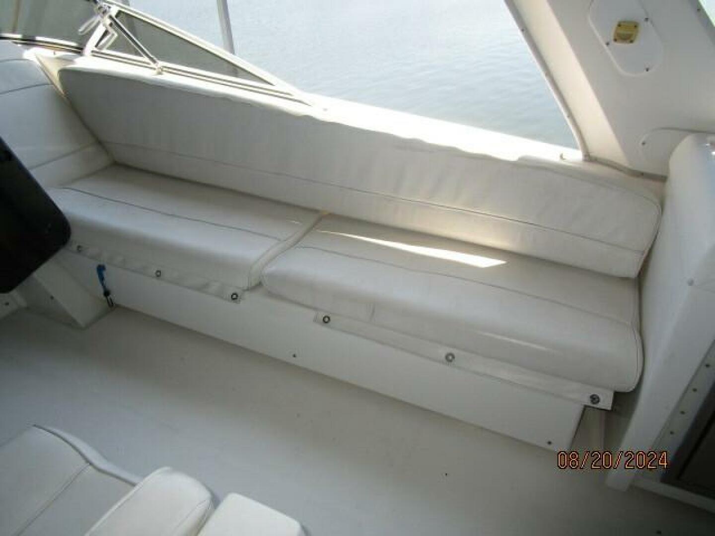 Slide: The Image of 47' Bayliner flybridge starboard seating - 4609474