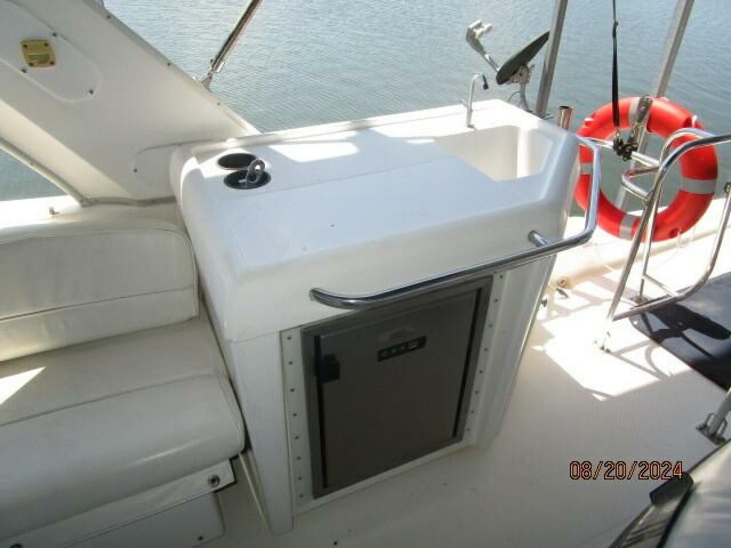 Slide: The Image of 47' Bayliner flybridge wetbar - 4609475