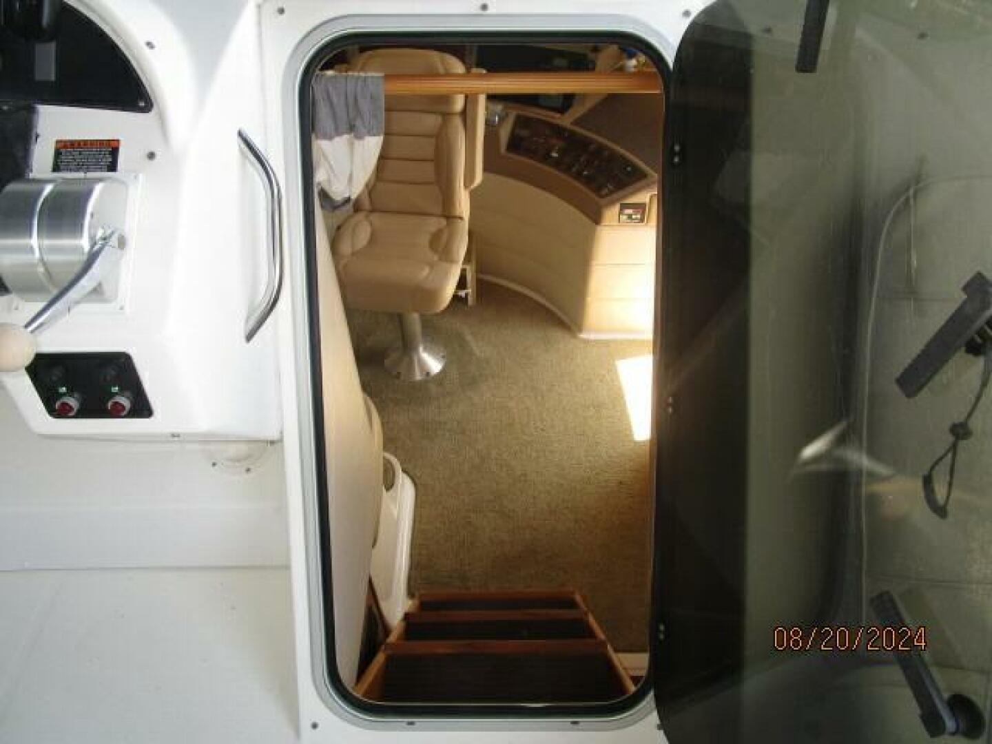 Slide: The Image of 47' Bayliner flybridge-pilothouse companionway - 4609477