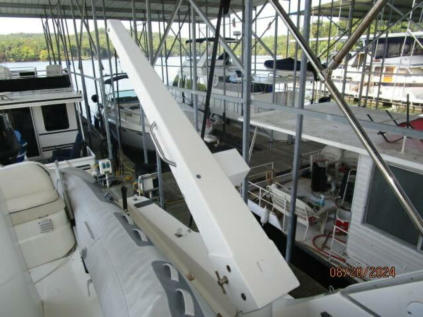 Slide: The Image of 47' Bayliner tender crane - 4609530