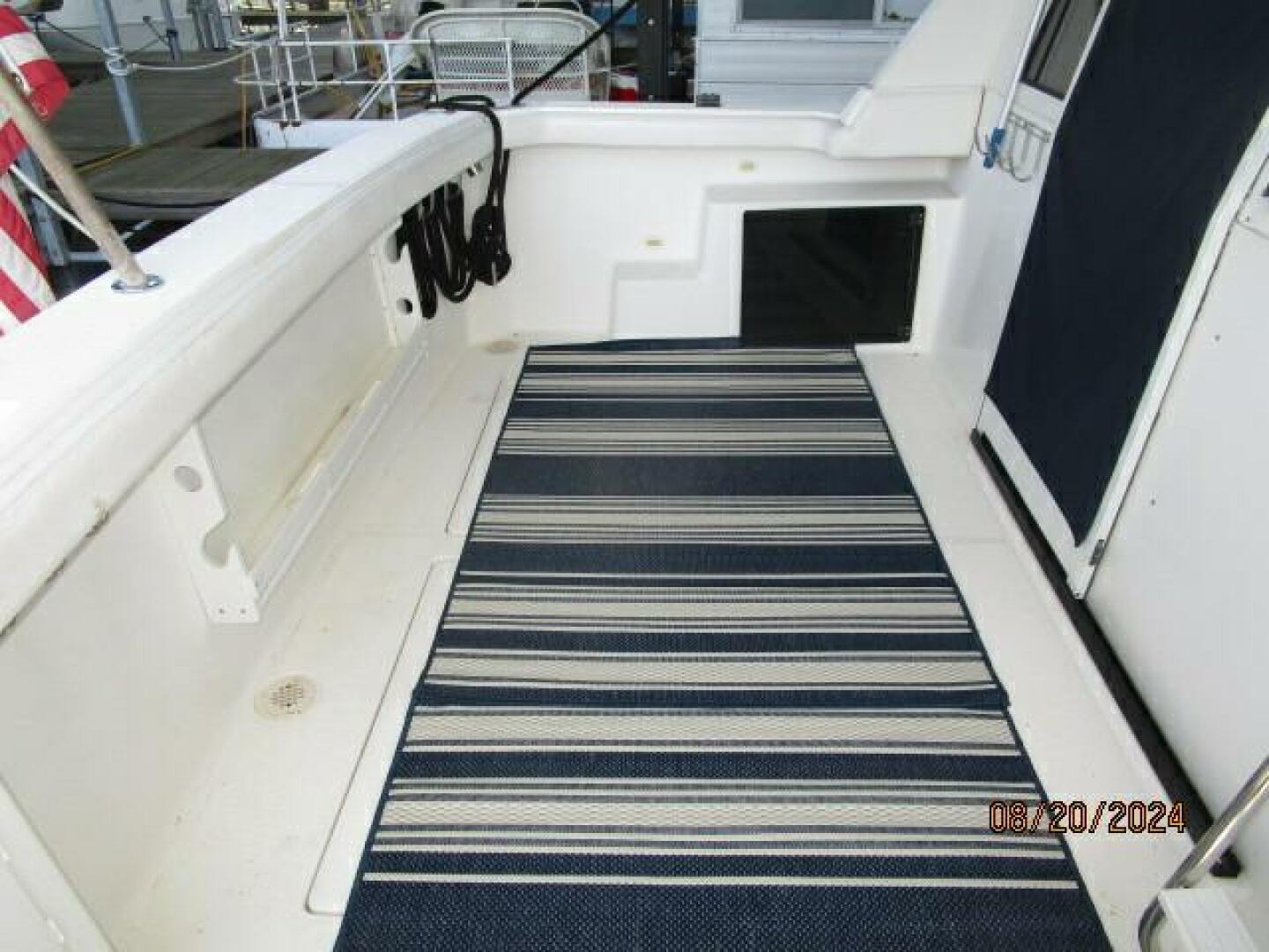 Slide: The Image of 47' Bayliner aftdeck port - 4609445
