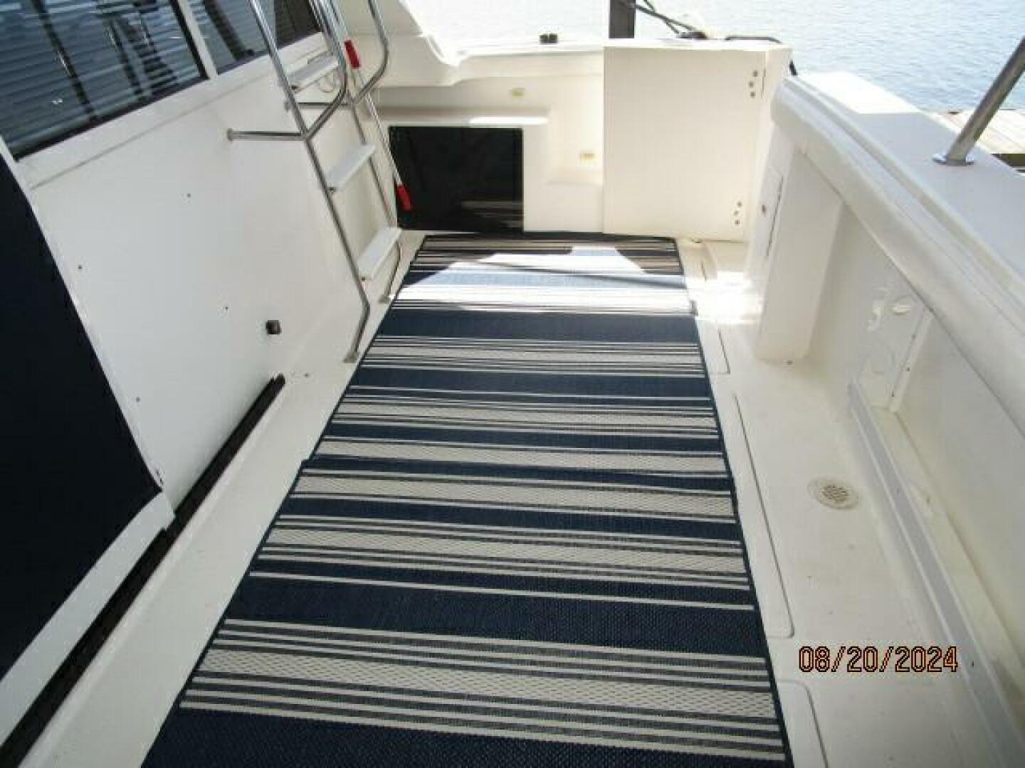 Slide: The Image of 47' Bayliner aftdeck starboard - 4609446