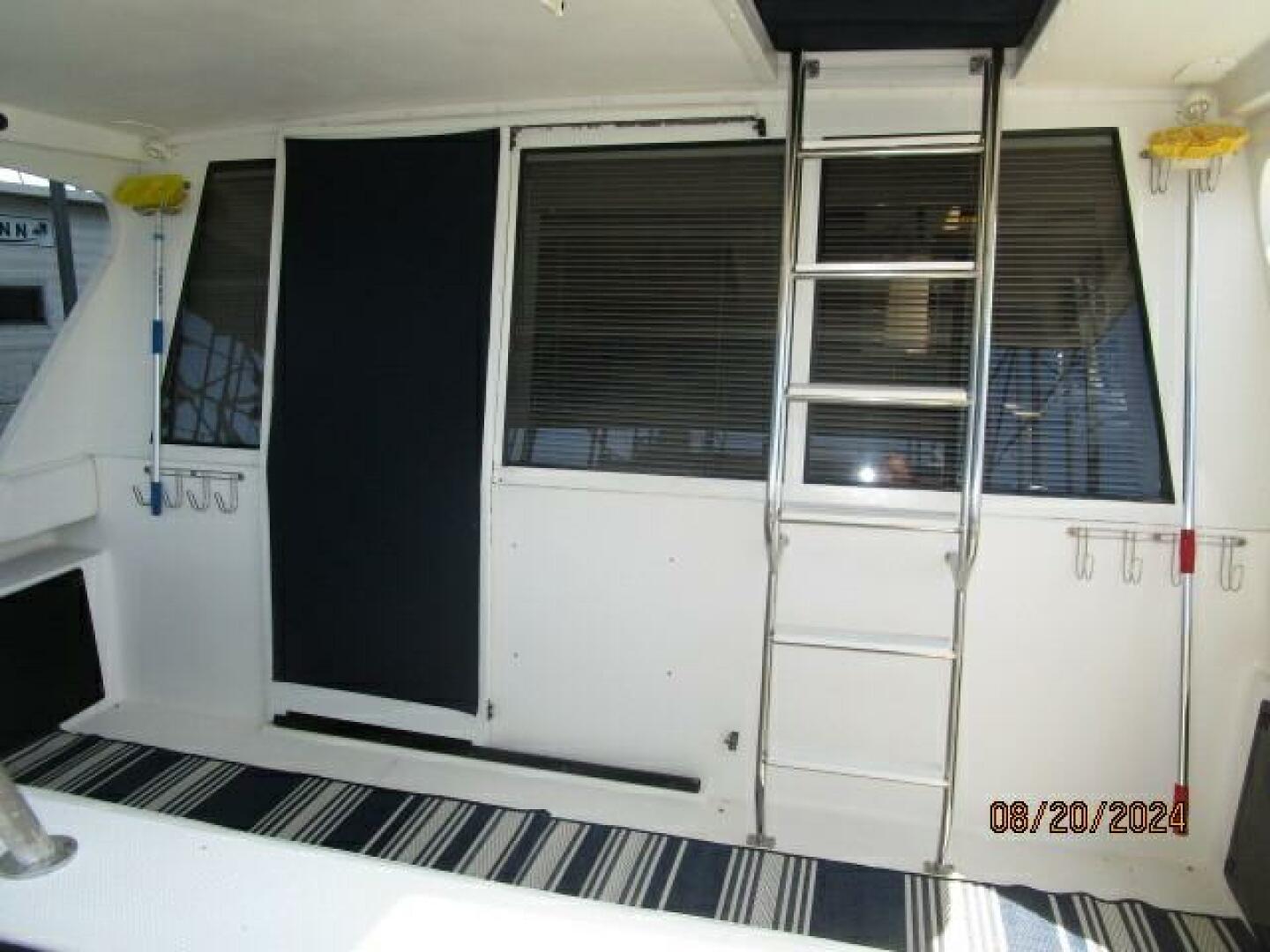 Slide: The Image of 47' Bayliner aftdeck forward - 4609444