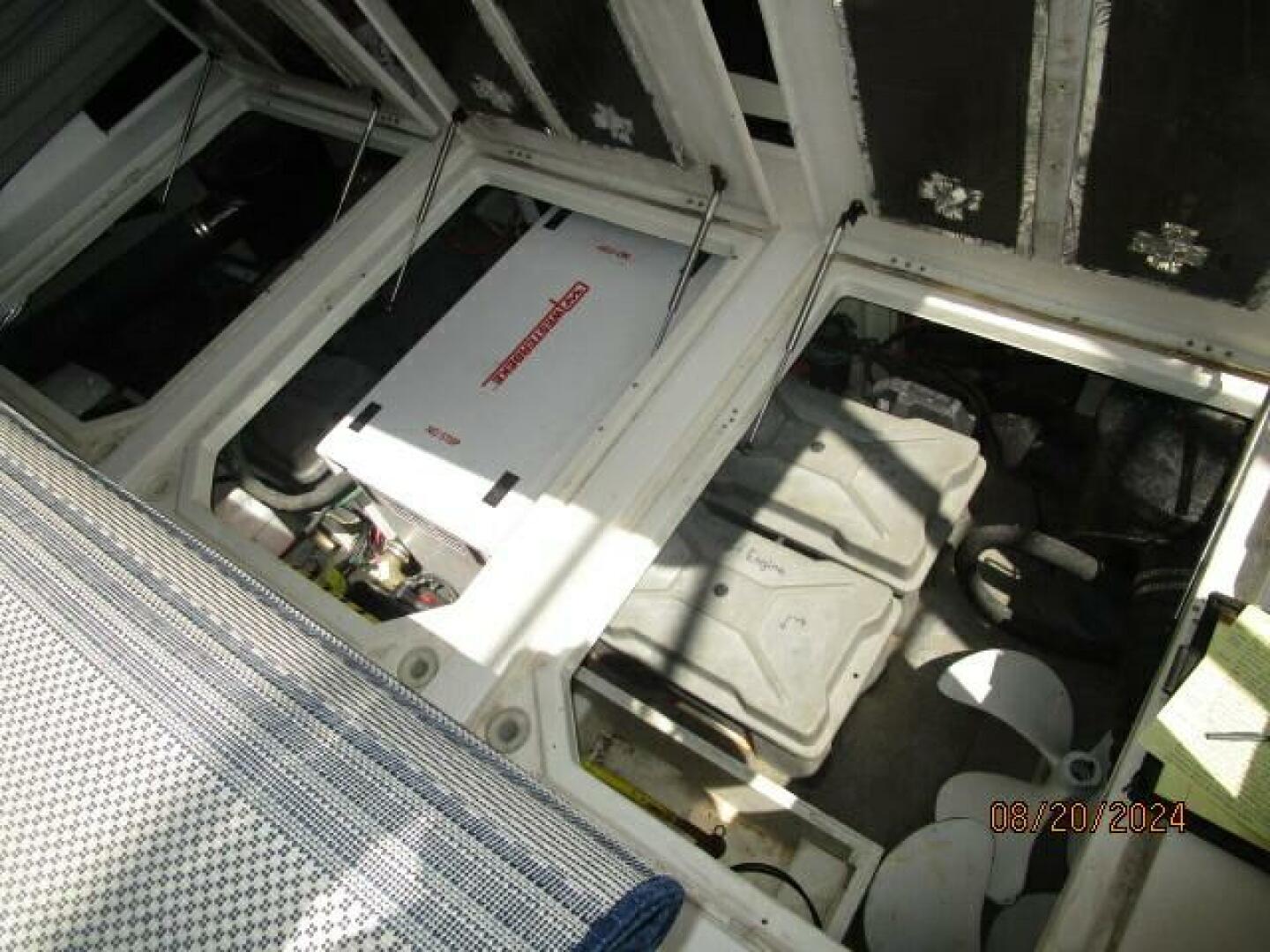 Slide: The Image of 47' Bayliner lazarette access - 4609490