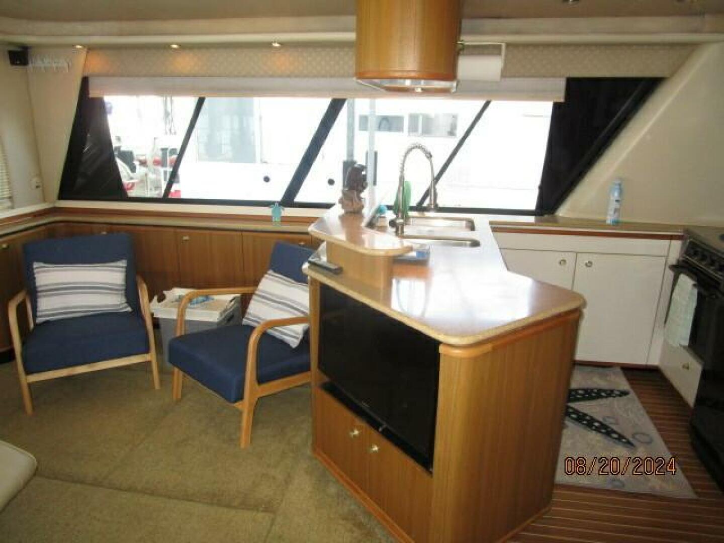 Slide: The Image of 47' Bayliner salon port - 4609519