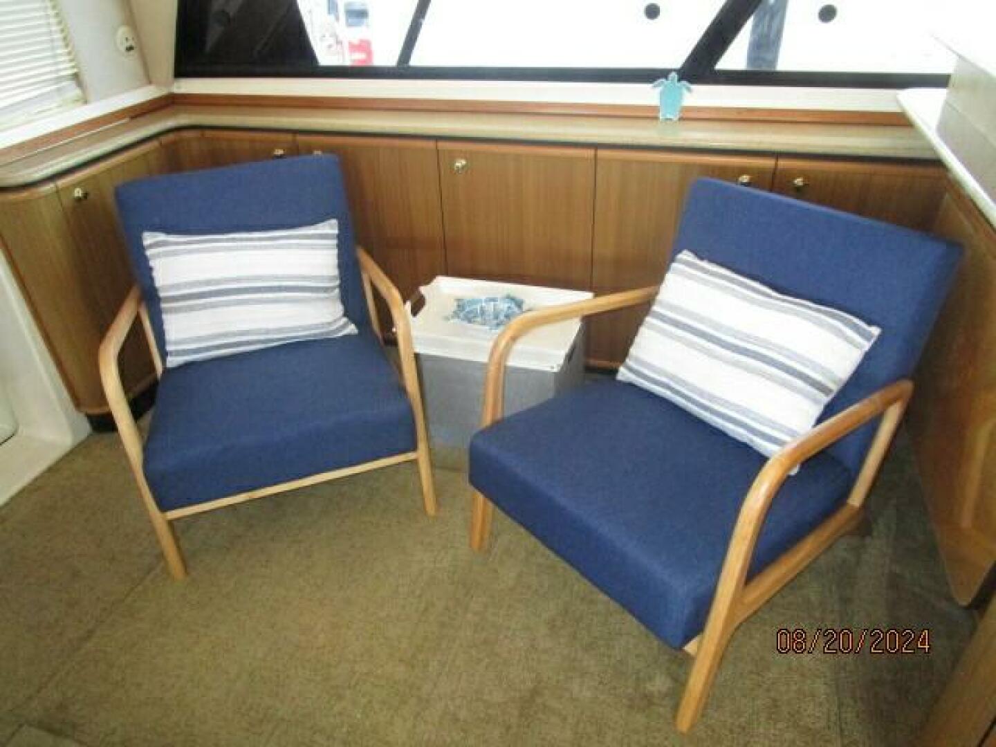 Slide: The Image of 47' Bayliner salon port seating - 4609520