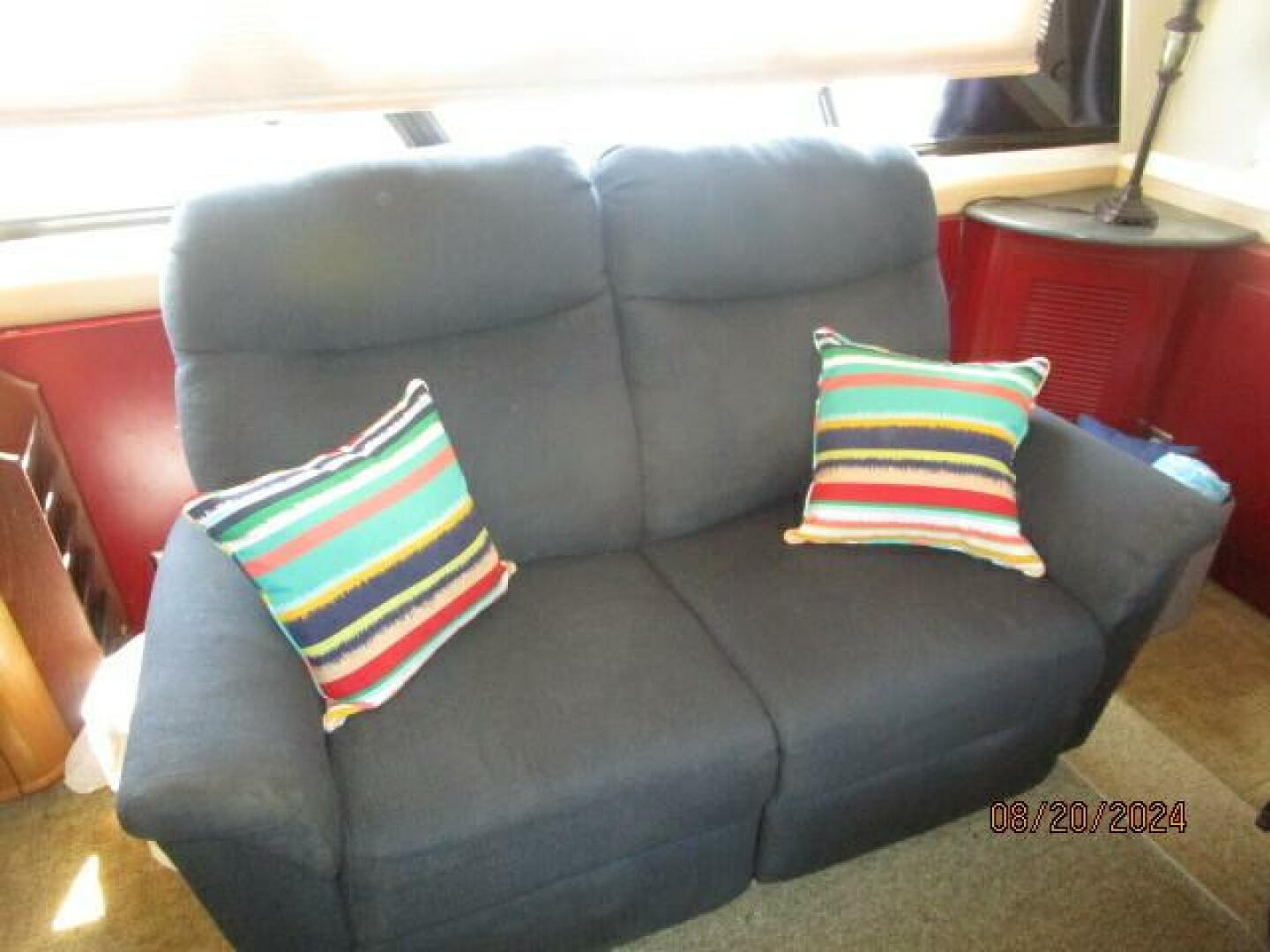 Slide: The Image of 47' Bayliner salon starboard seating - 4609522