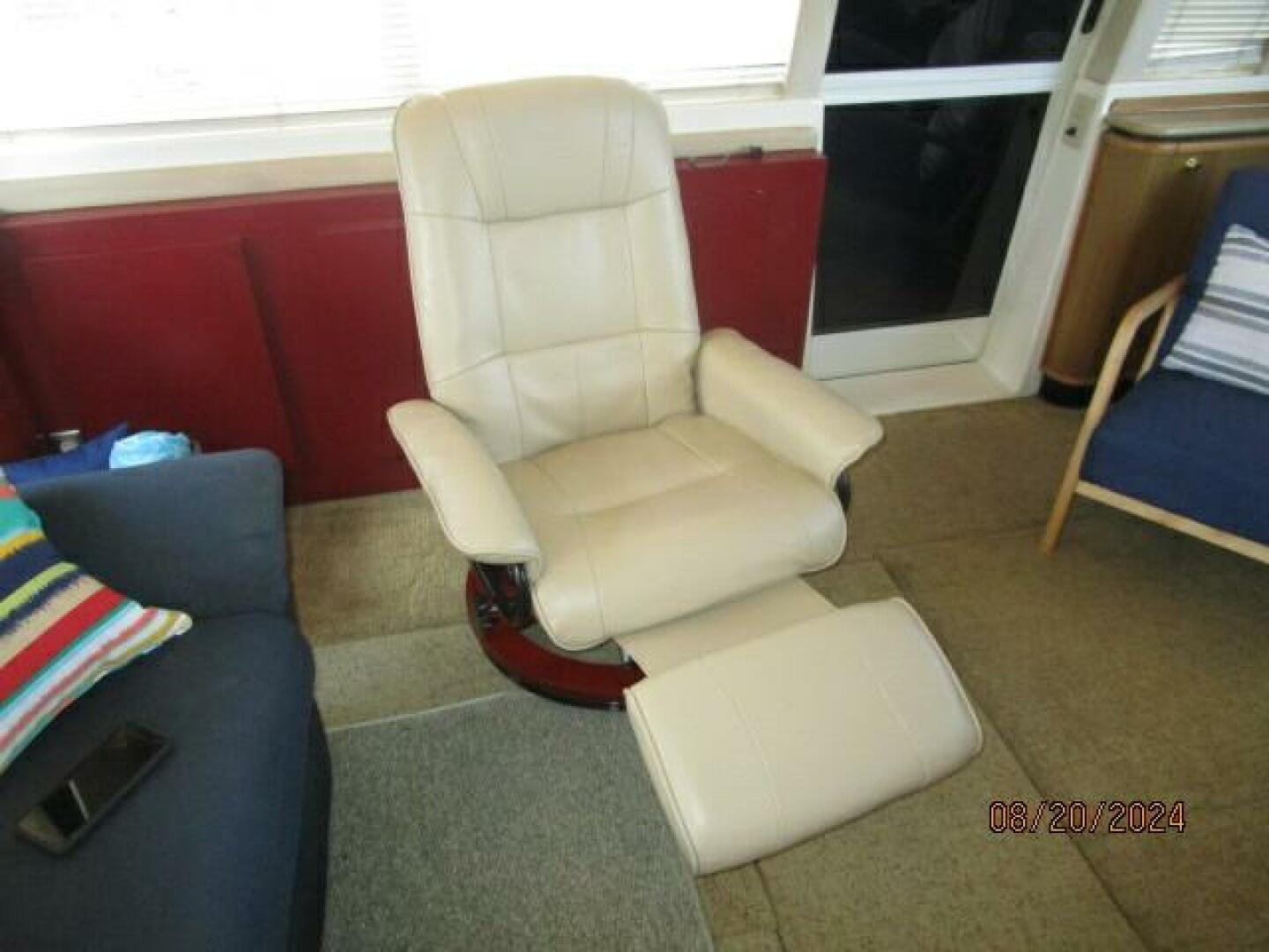 Slide: The Image of 47' Bayliner salon aft seating - 4609516