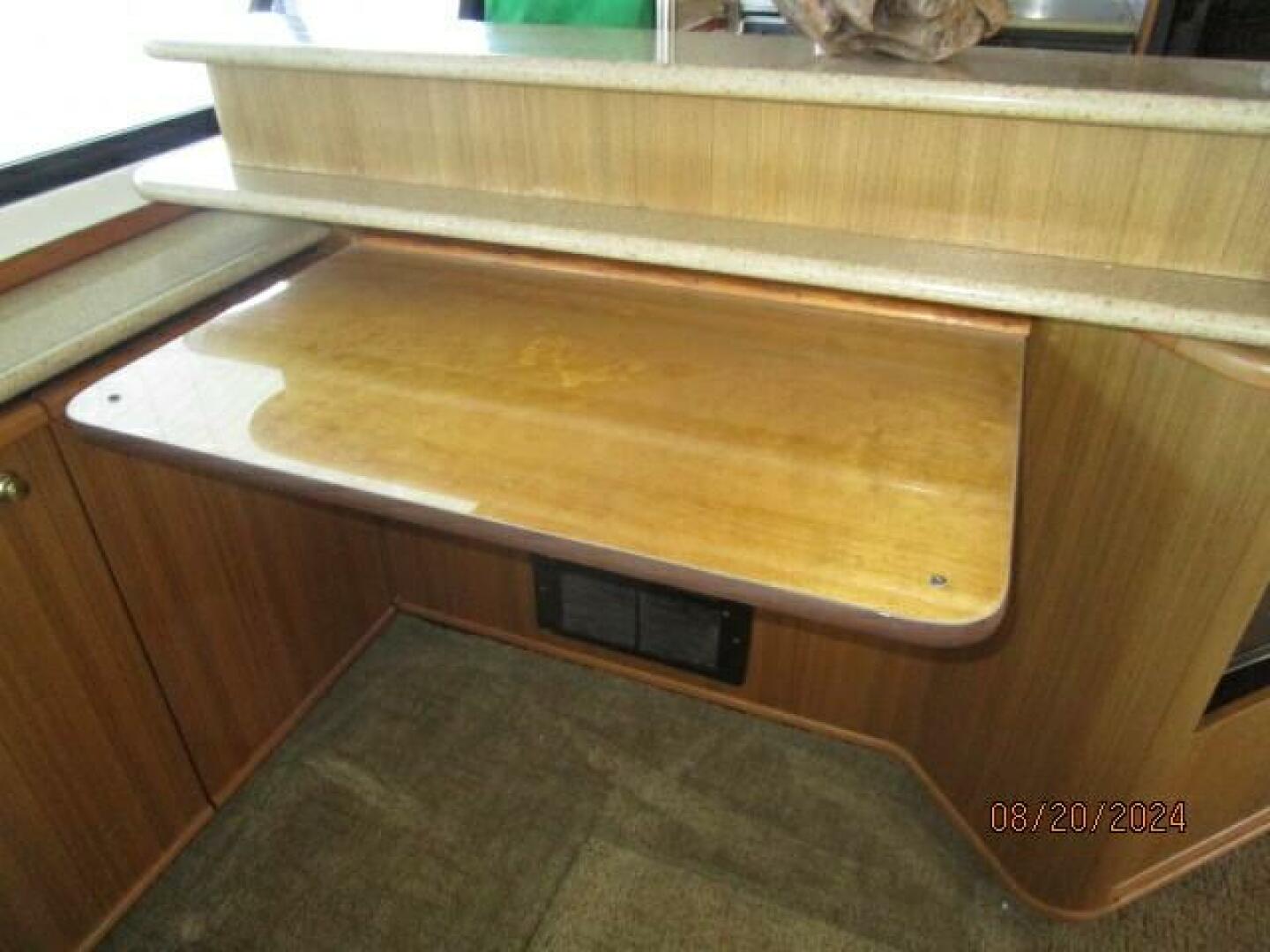 Slide: The Image of 47' Bayliner salon fold-up table - 4609517