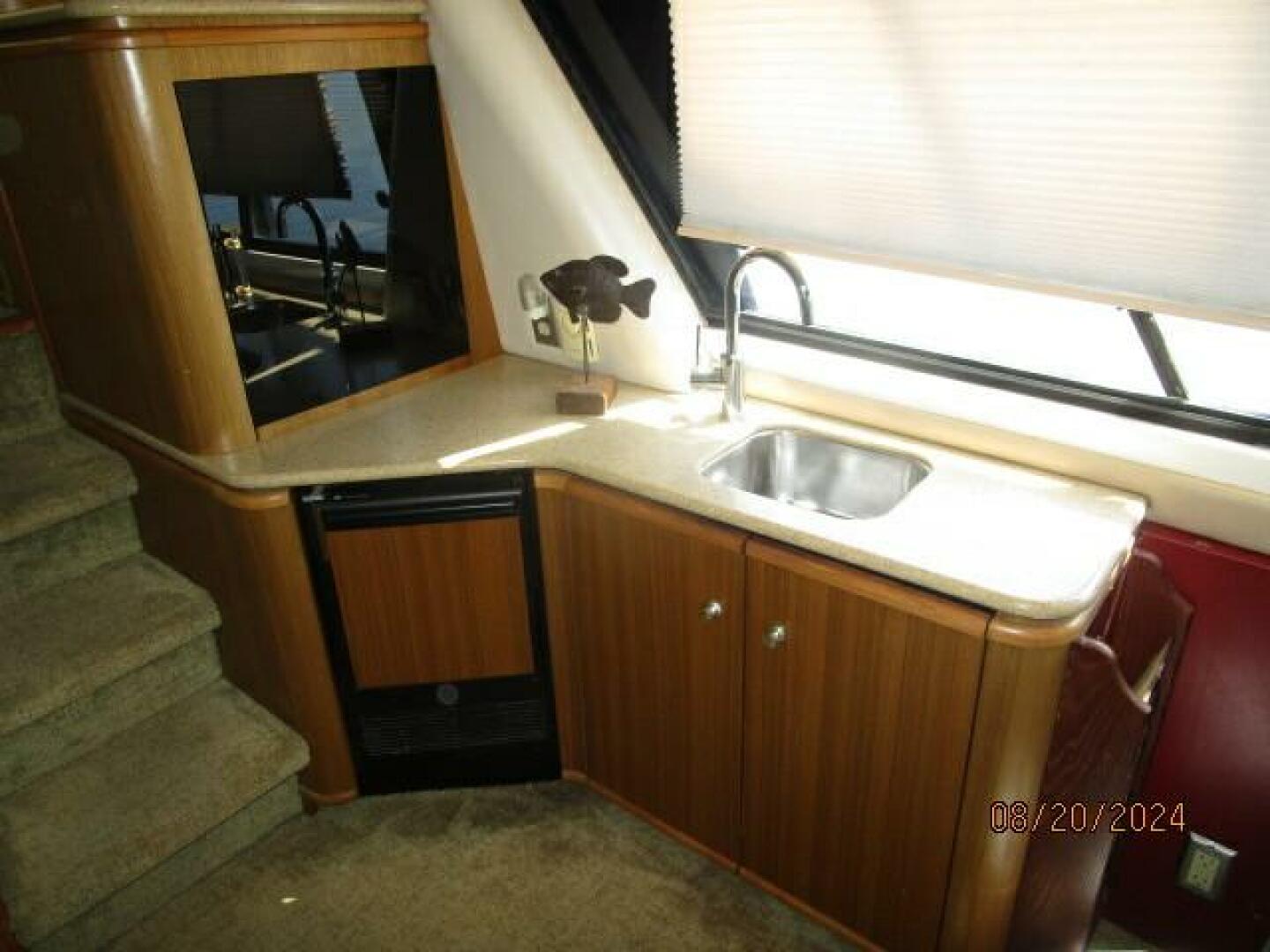 Slide: The Image of 47' Bayliner salon wetbar - 4609523