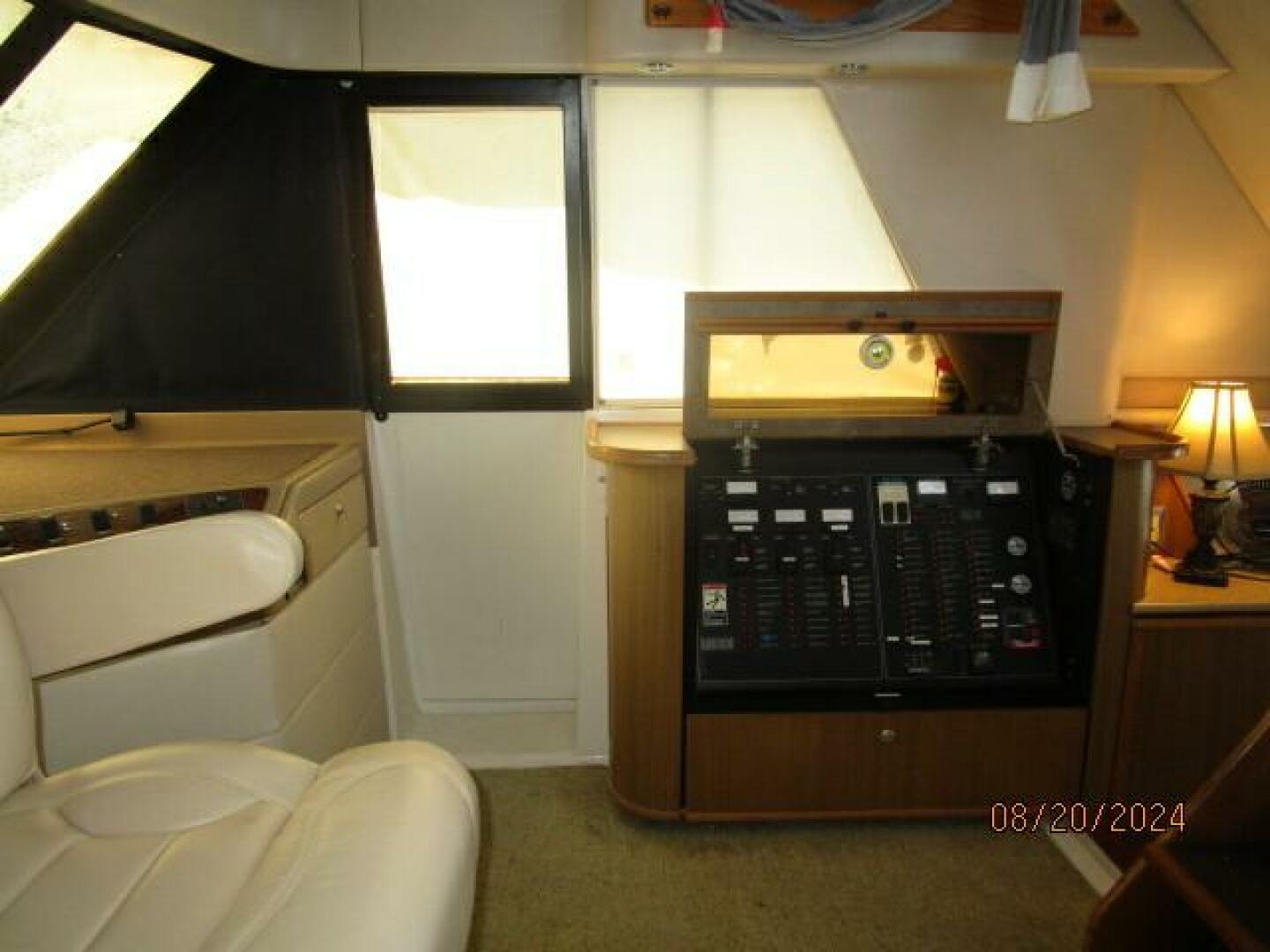Slide: The Image of 47' Bayliner pilothouse starboard - 4609505