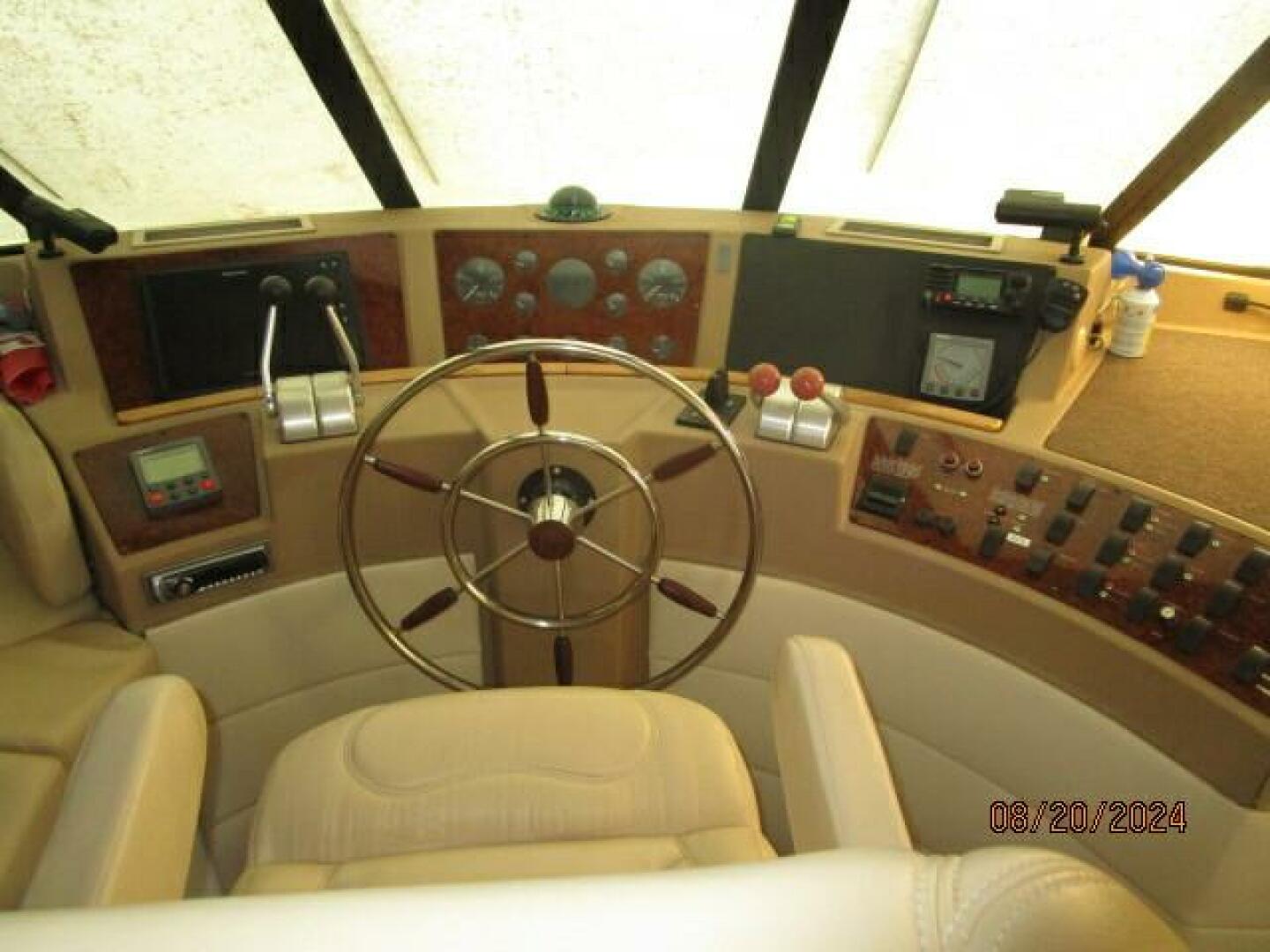 Slide: The Image of 47' Bayliner pilothouse helm2 - 4609500