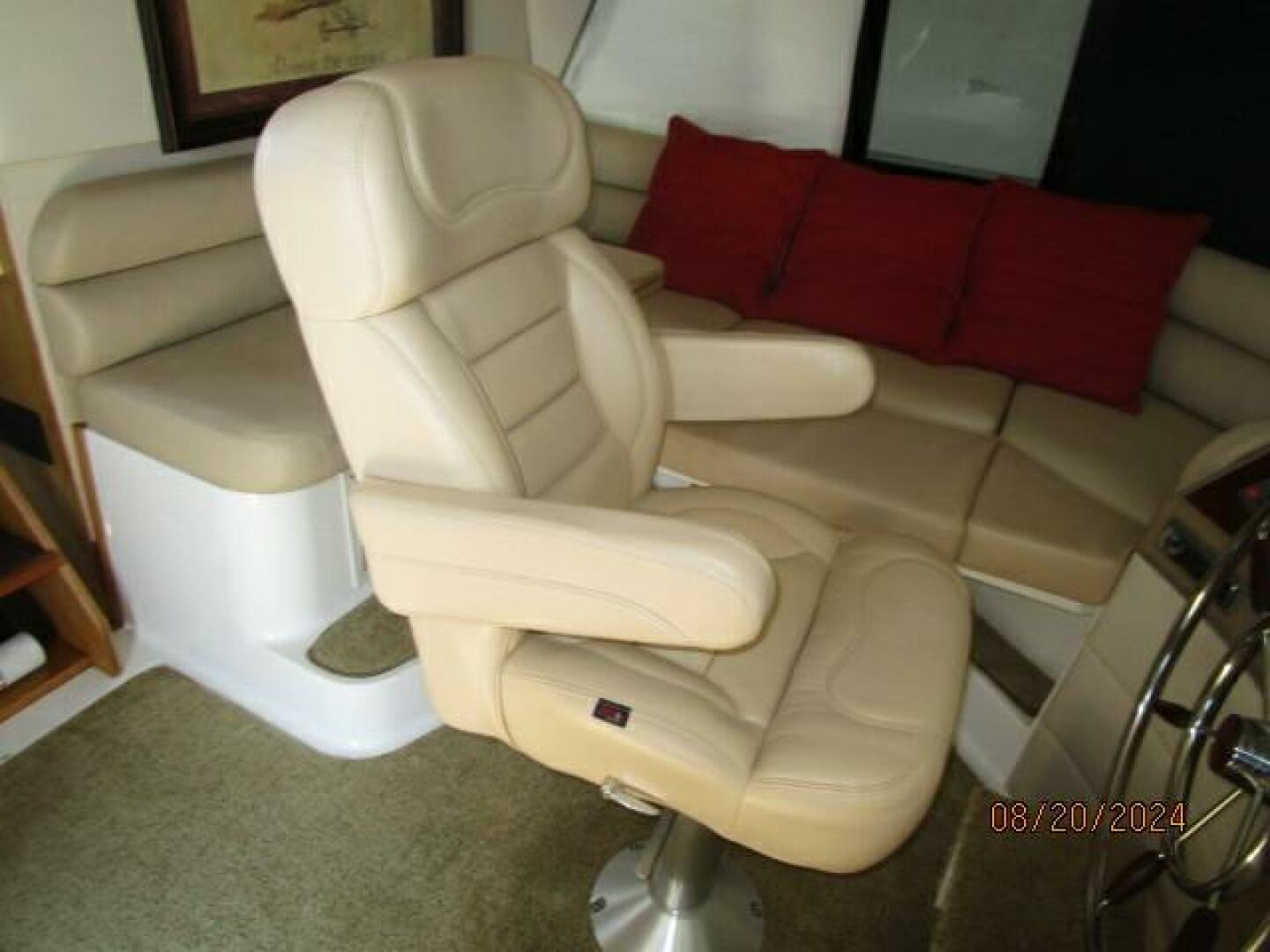 Slide: The Image of 47' Bayliner pilothouse helmseat - 4609501