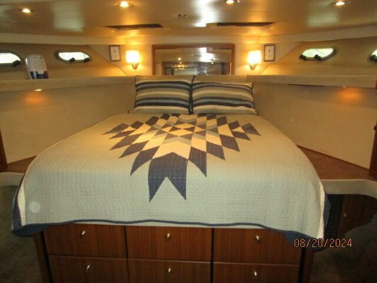 Slide: The Image of 47' Bayliner master stateroom - 4609491
