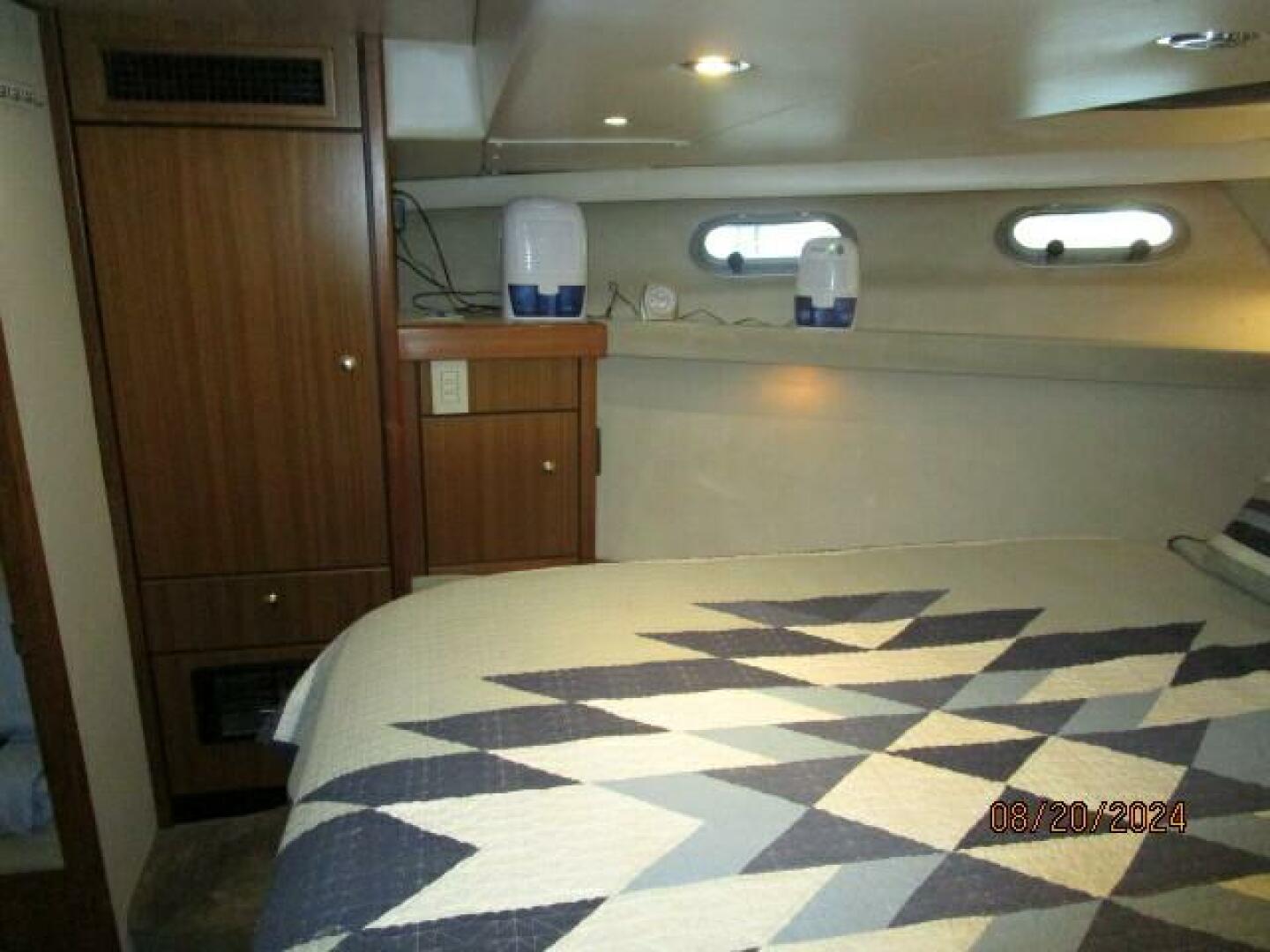 Slide: The Image of 47' Bayliner master stateroom port - 4609494