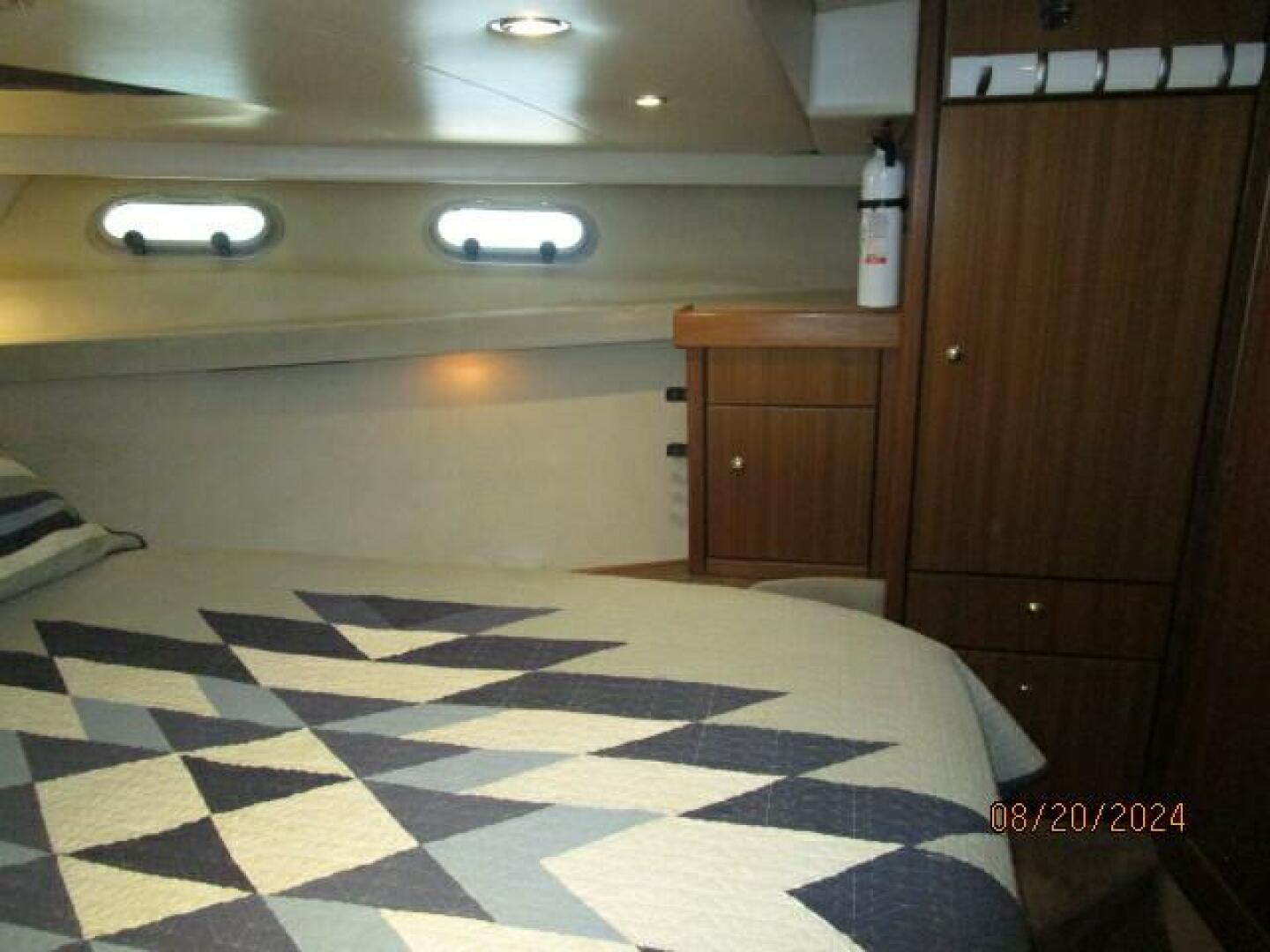 Slide: The Image of 47' Bayliner master stateroom starboard - 4609495