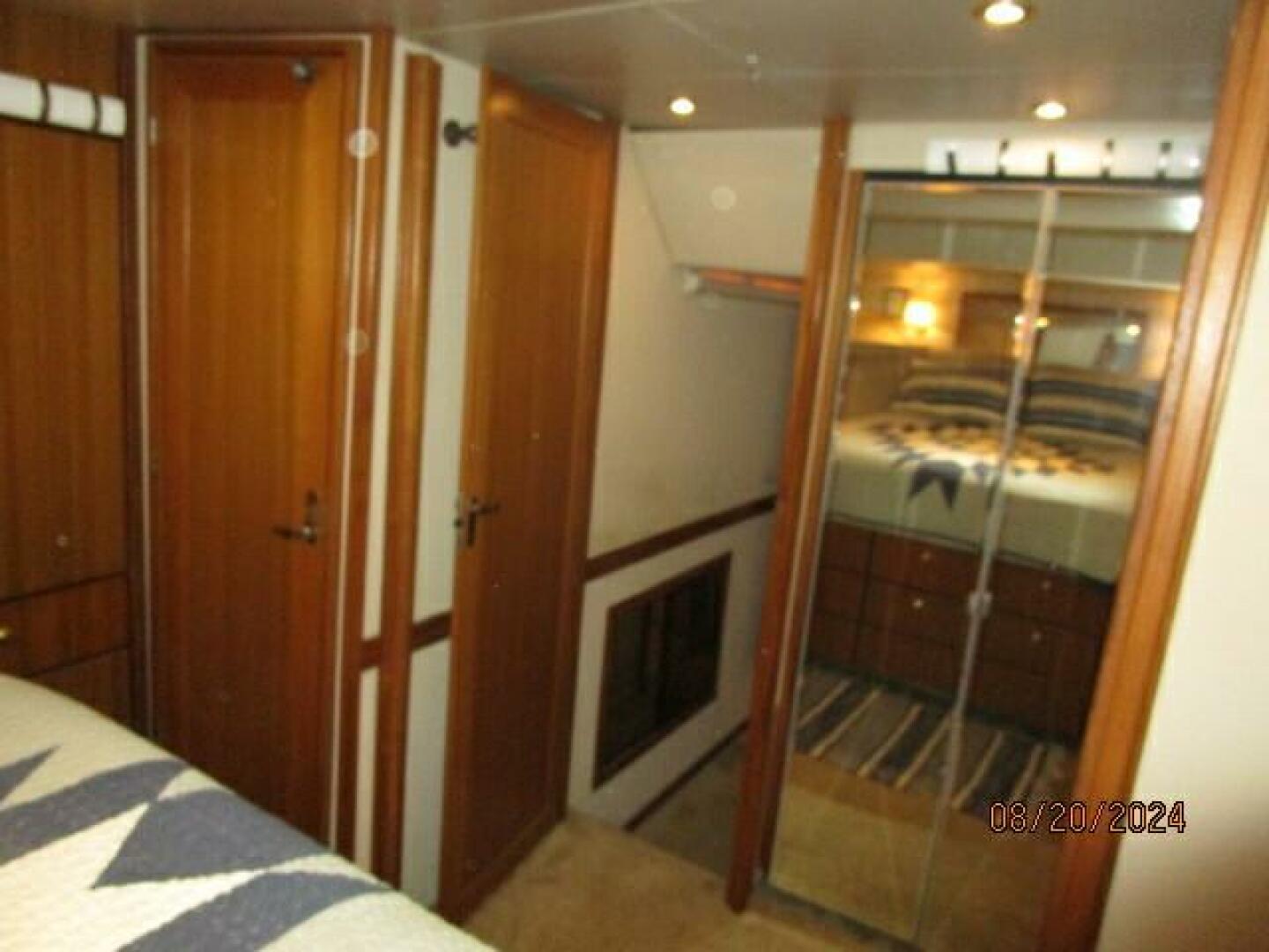 Slide: The Image of 47' Bayliner master stateroom aft - 4609492