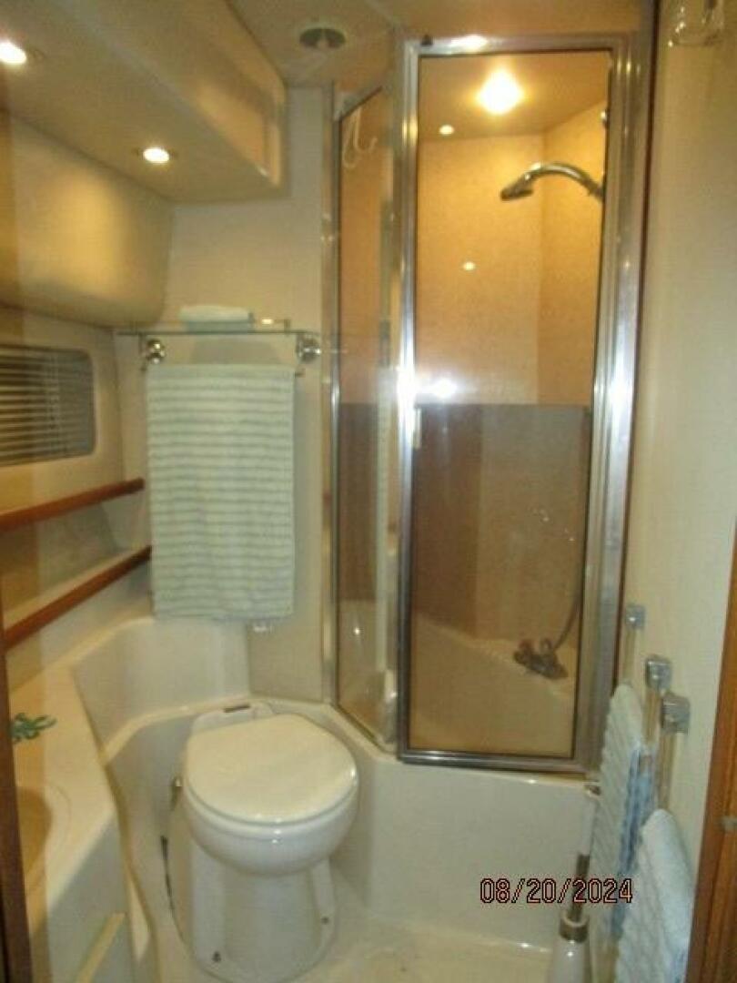 Slide: The Image of 47' Bayliner master stateroom head - 4609493