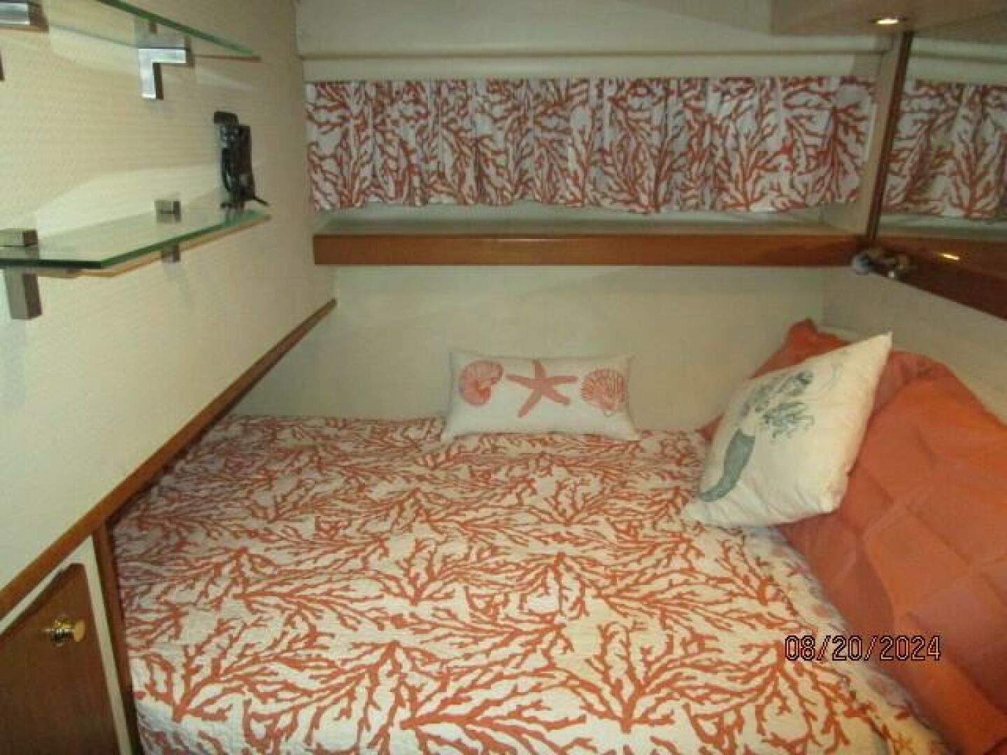 Slide: The Image of 47' Bayliner port aft guest stateroom - 4609507
