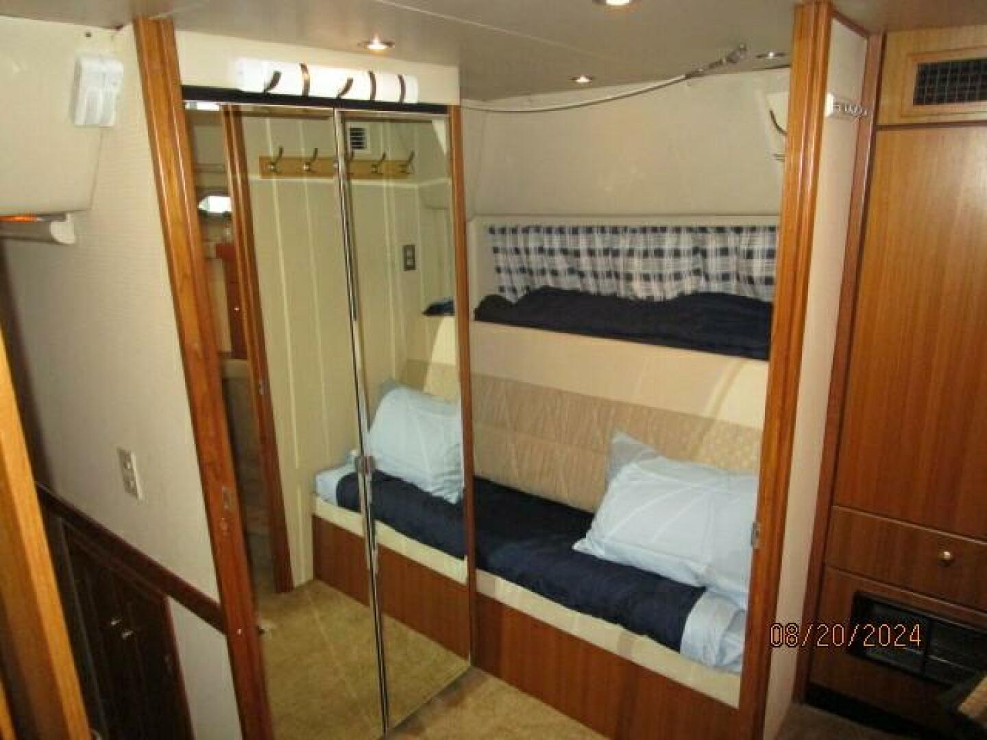 Slide: The Image of 47' Bayliner port forward guest stateroom - 4609509