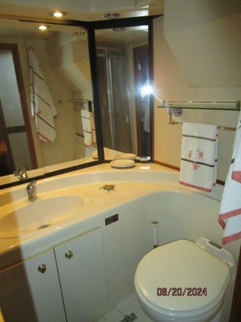 Slide: The Image of 47' Bayliner guest head - 4609487