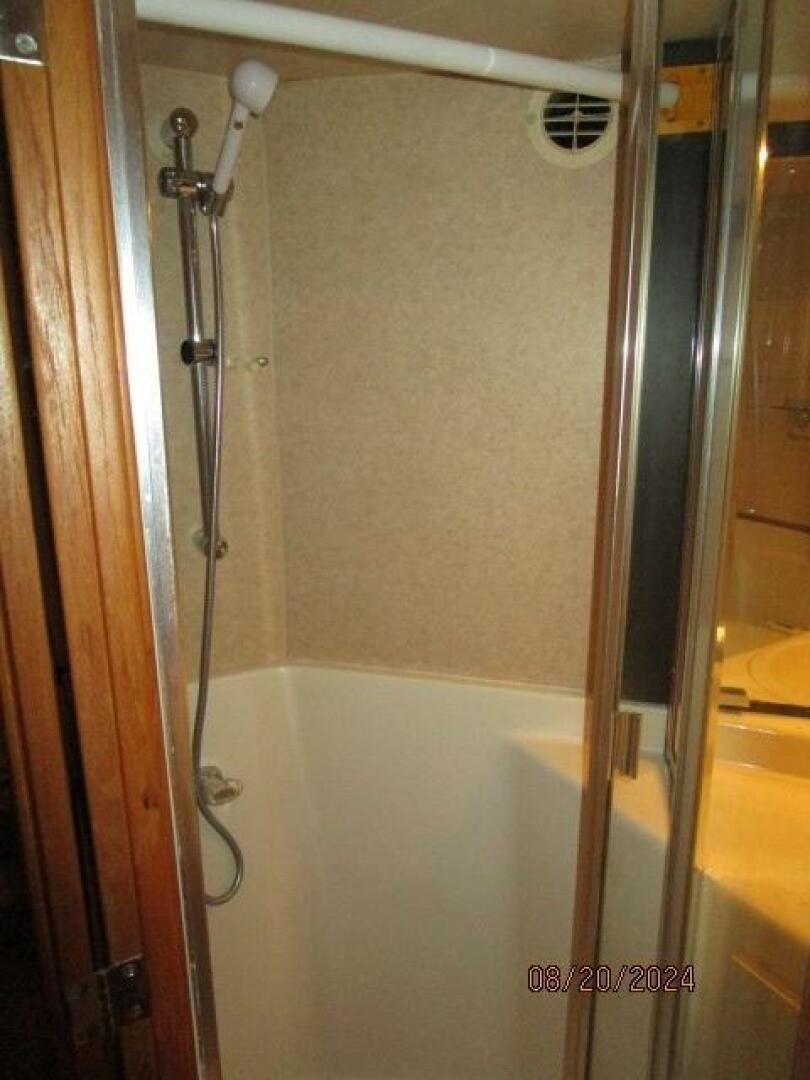Slide: The Image of 47' Bayliner guest shower - 4609488