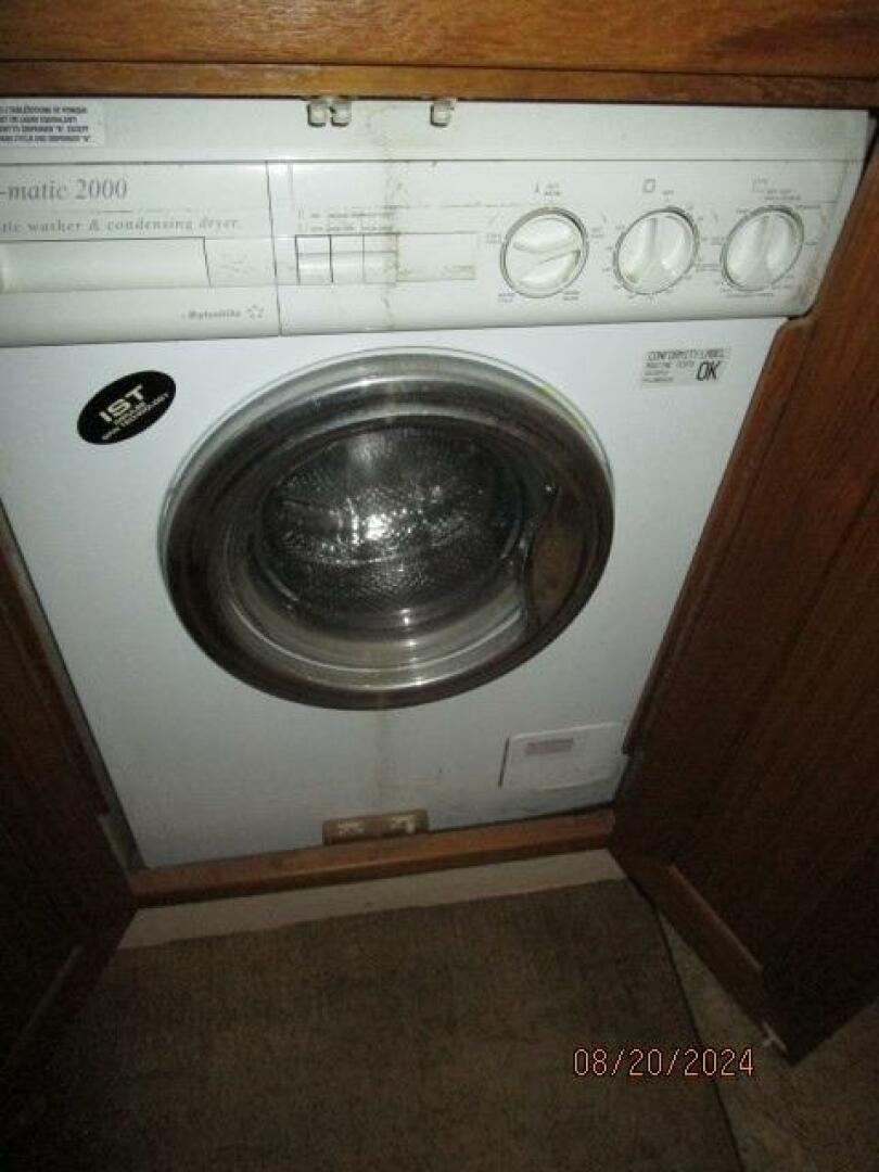 Slide: The Image of 47' Bayliner washer-dryer - 4609534